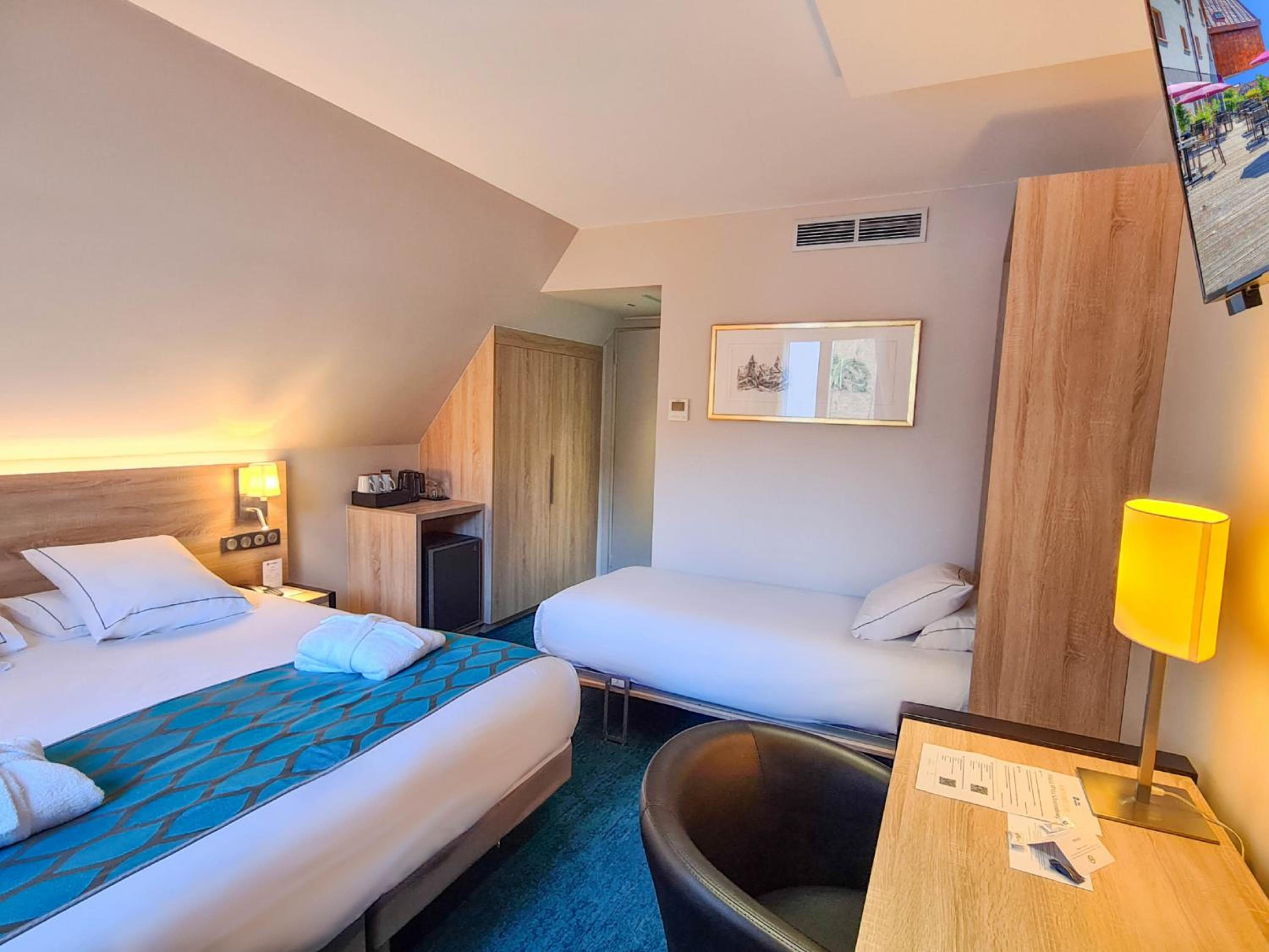 Larger Prestige Room with One King and One Single Bed - Non-Smoking