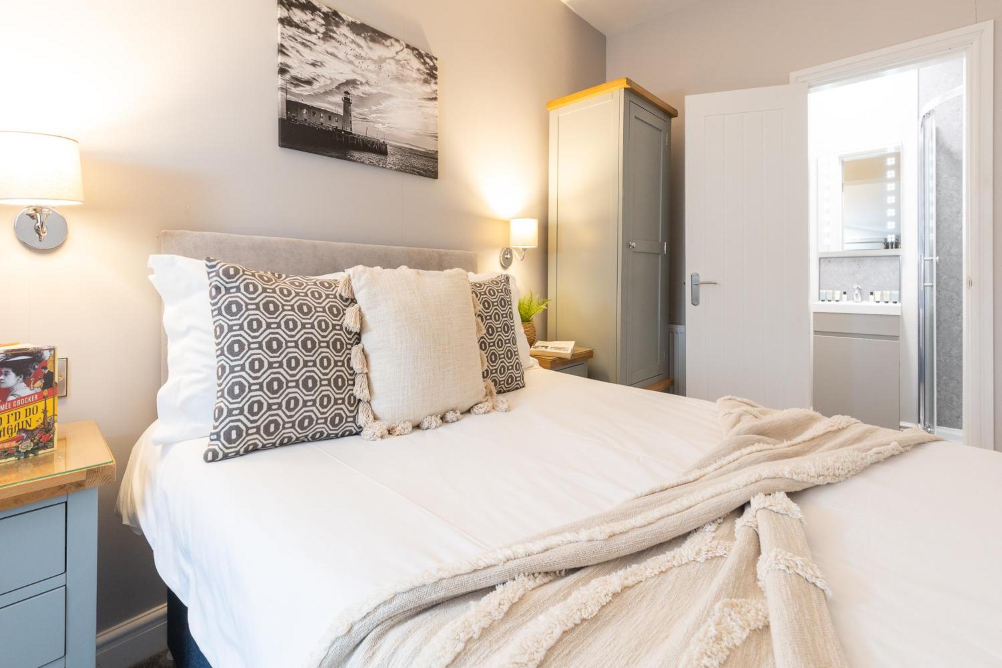 Cozy Double Room with Sea View and Walk-In Shower - Non-Smoking