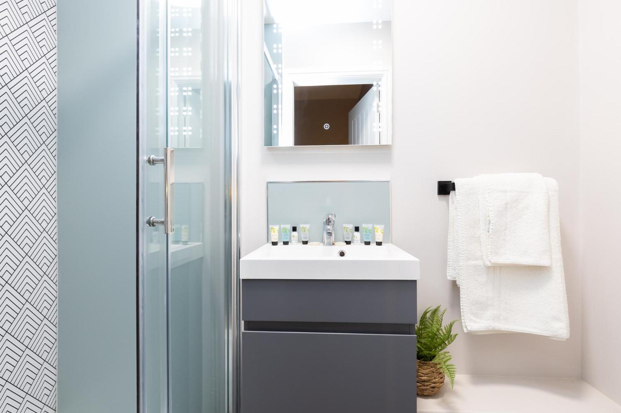 Cozy Single Room with Walk-In Shower - Non-Smoking