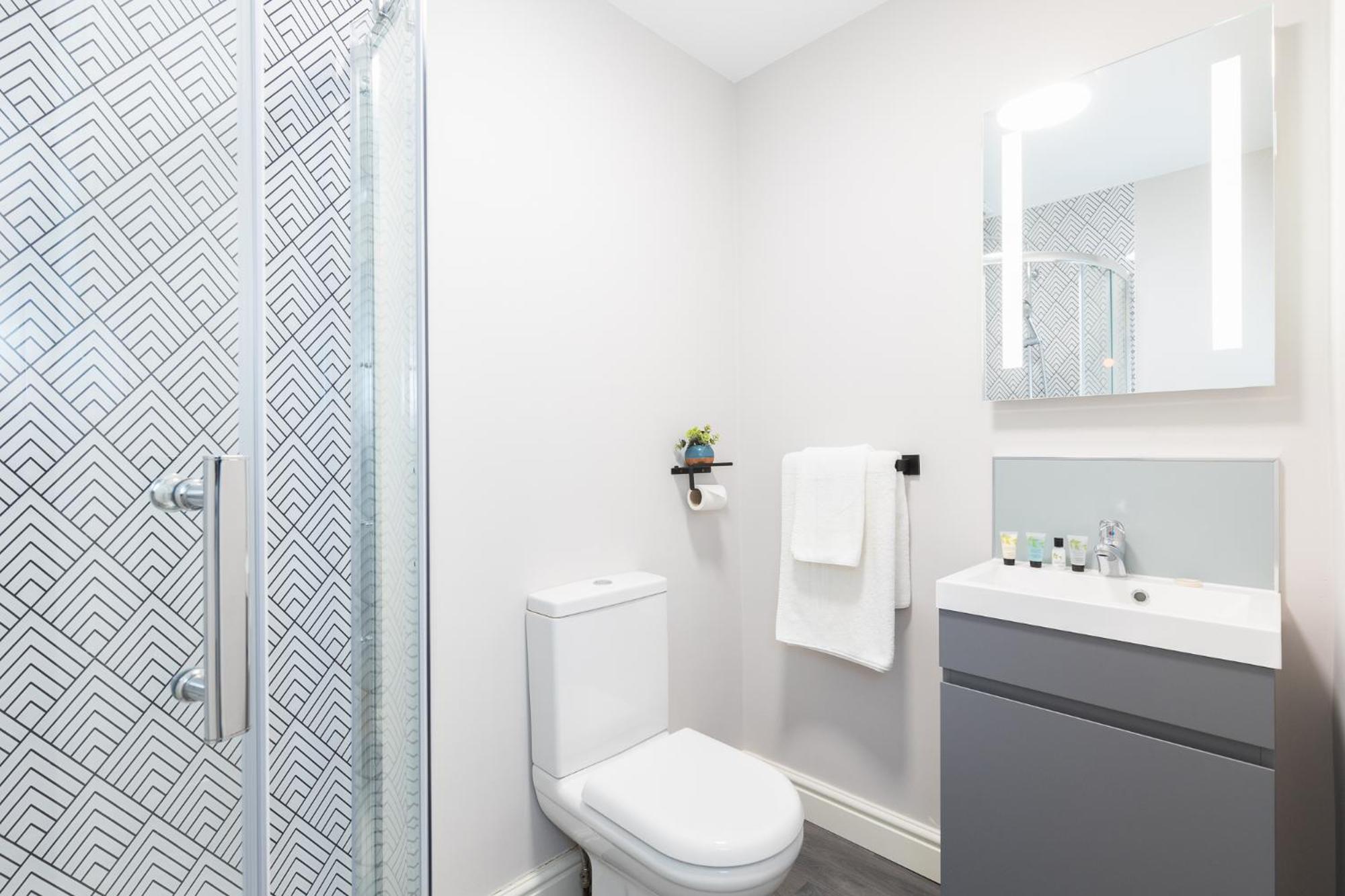 Executive King Room with Sea View and Walk-In Shower - Non-Smoking