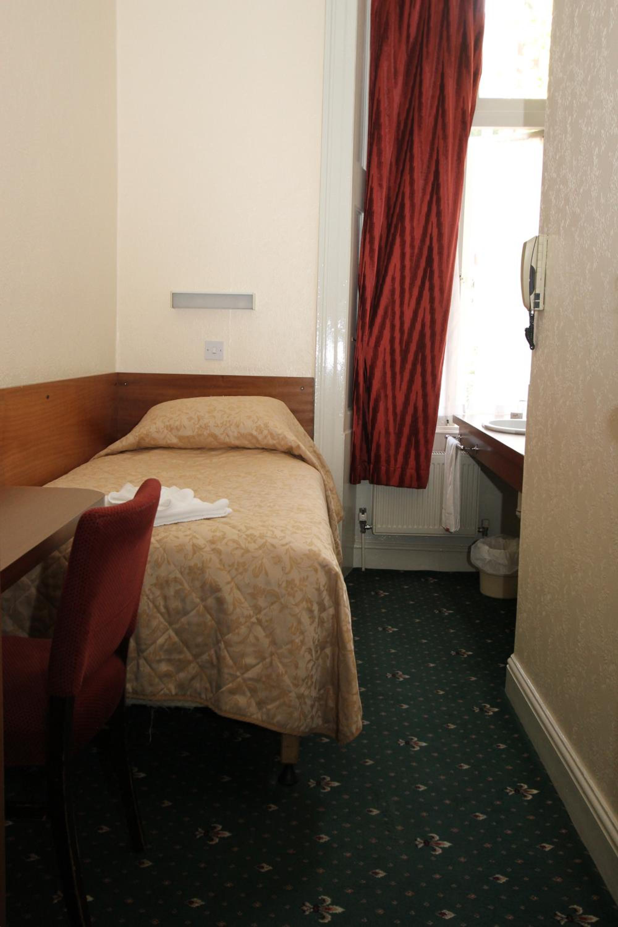 Single Room with Shared Bathroom photo 2