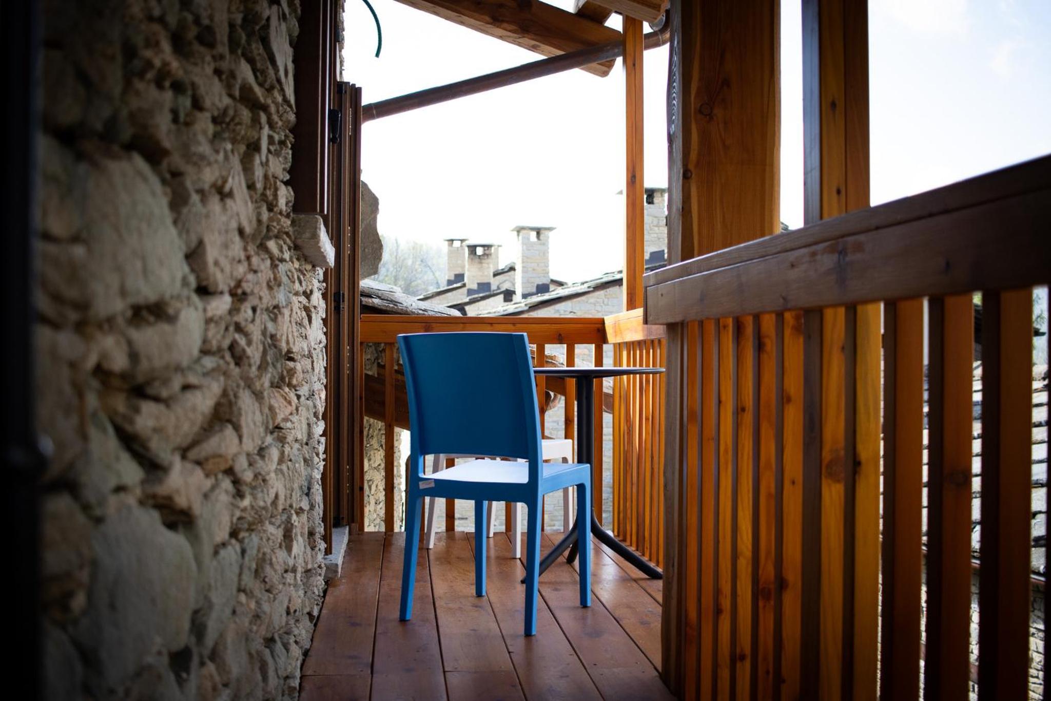 One-Bedroom Apartment with Balcony and Mountain View   photo 1