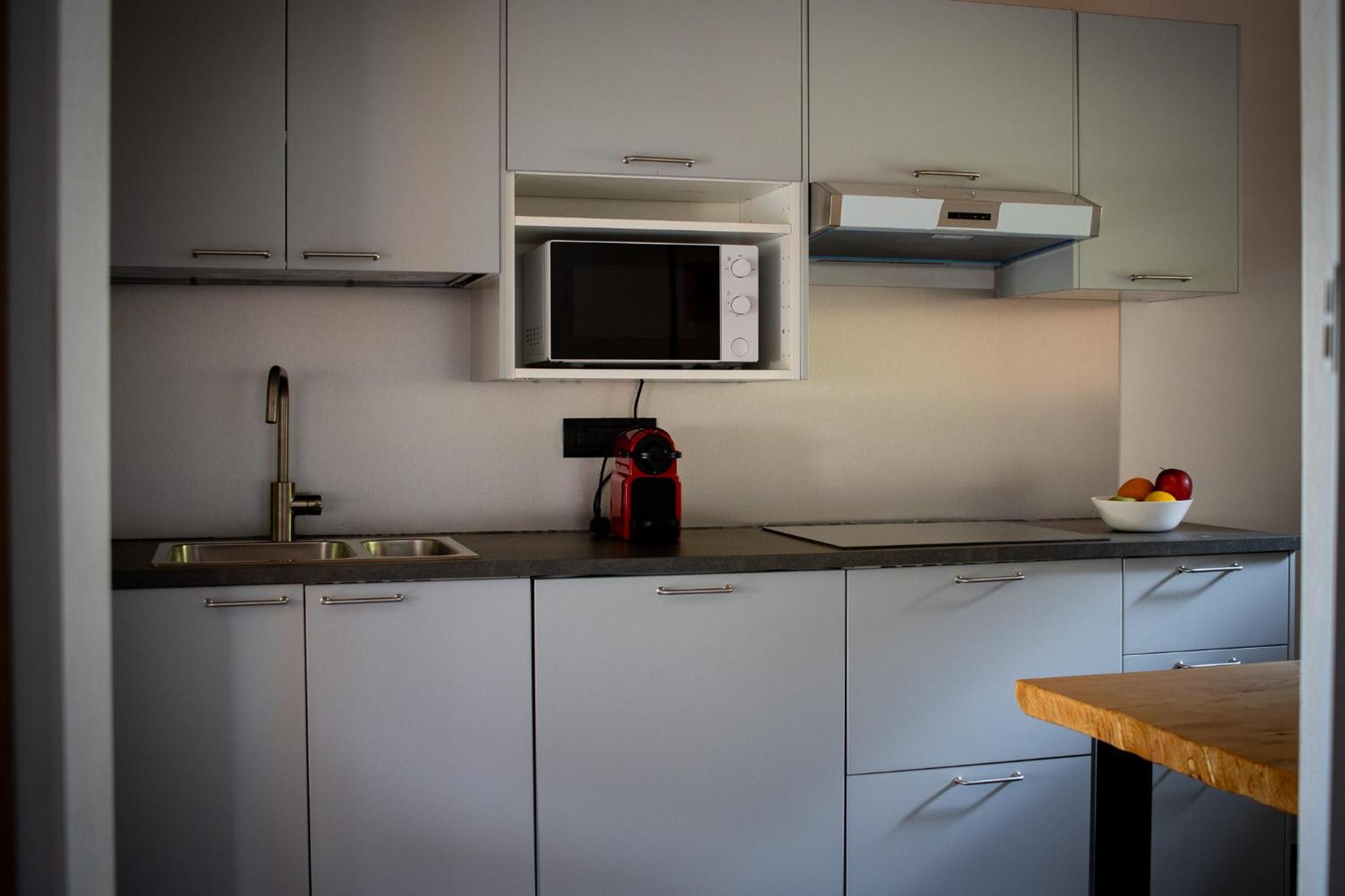 One-Bedroom Apartment with Balcony and Mountain View   photo 2