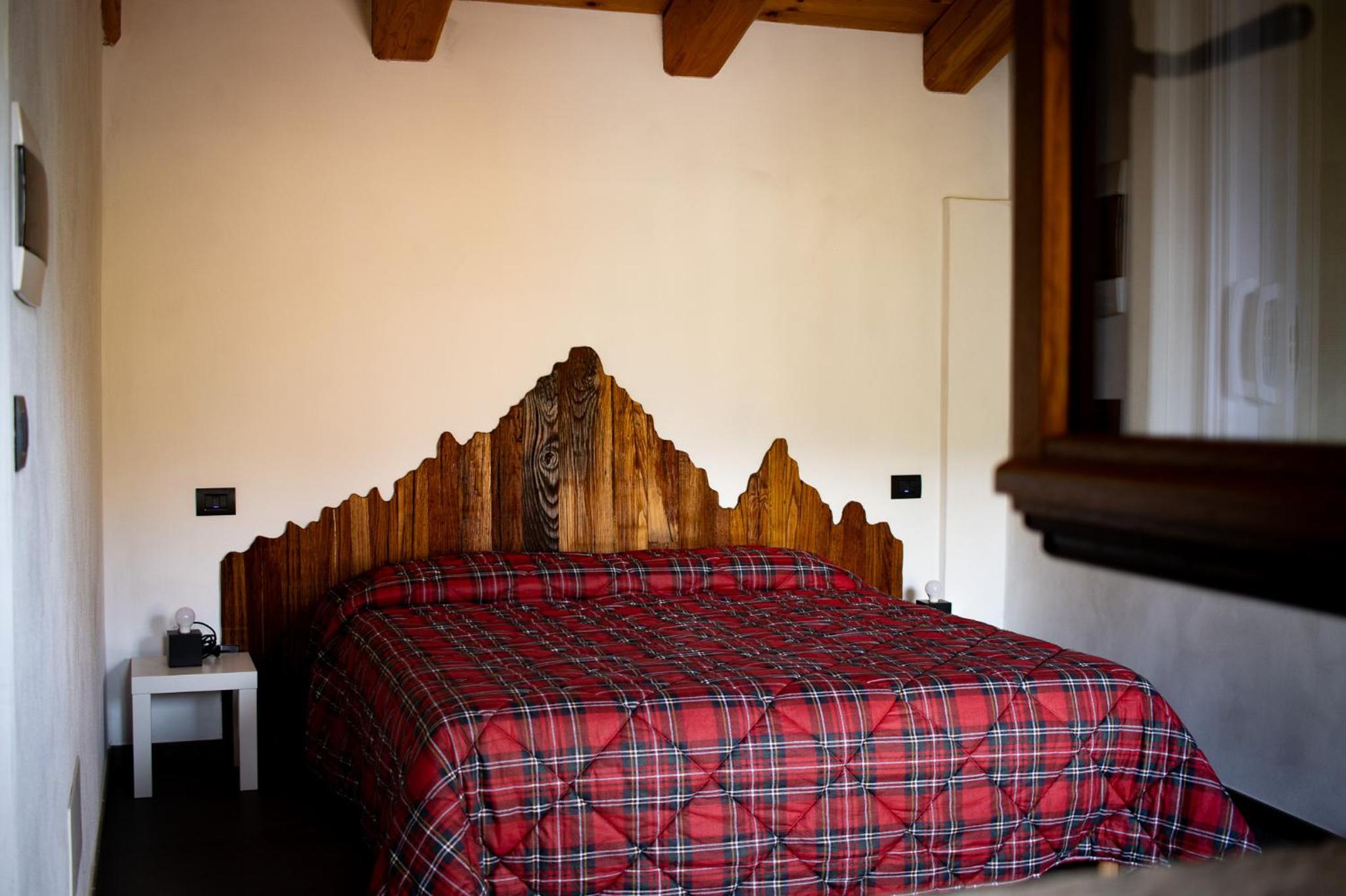 One-Bedroom Apartment with Balcony and Mountain View   photo 3