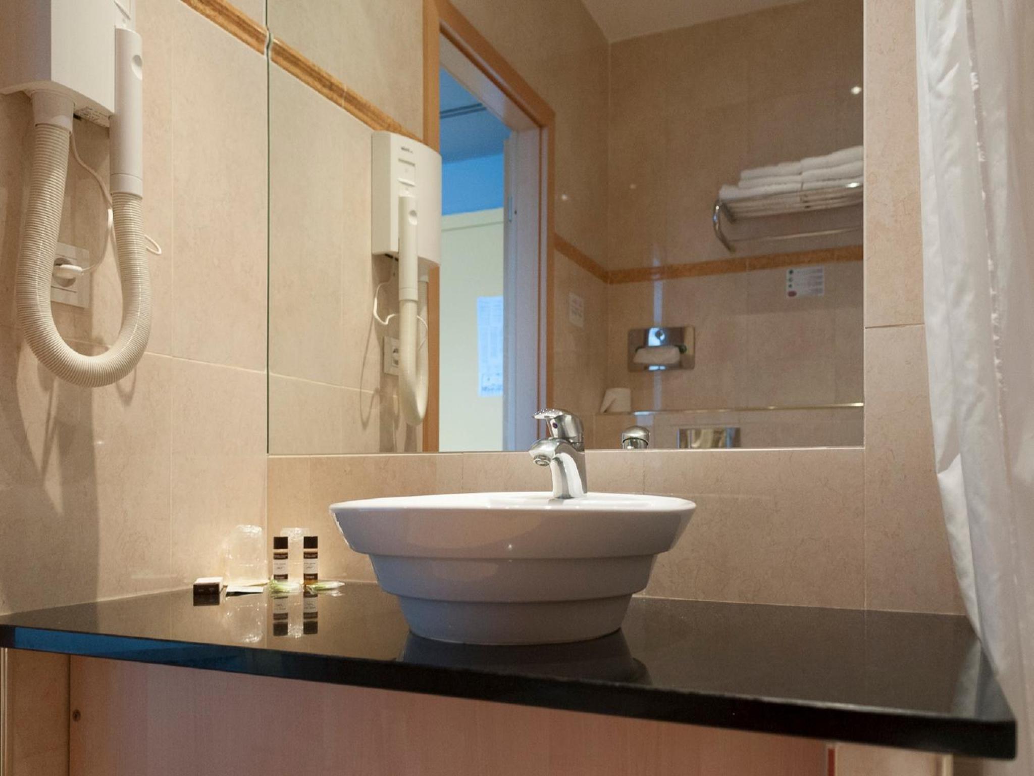 Double Room - Photo 8