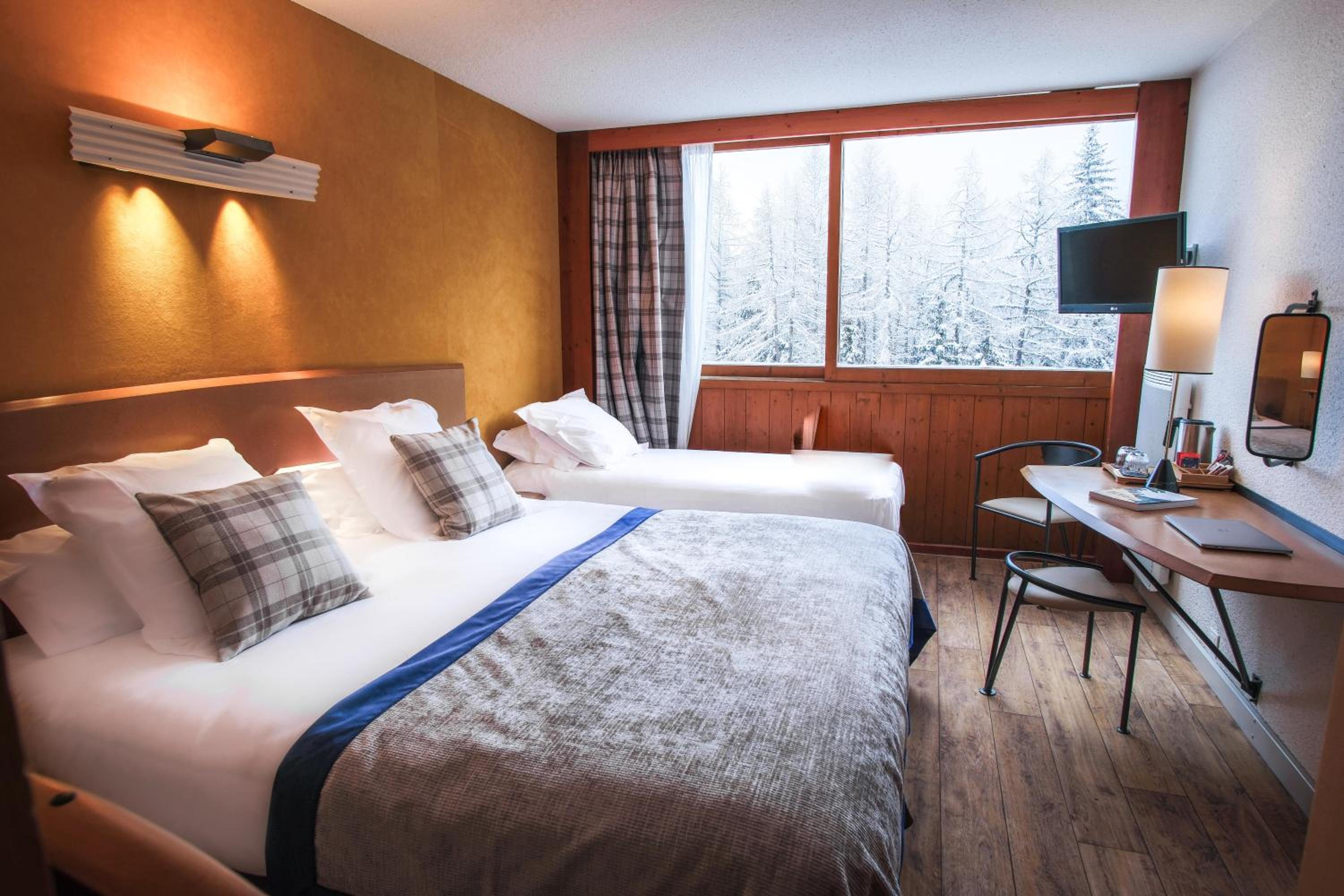 Deluxe Double Room (2 Adults + 1 Child)