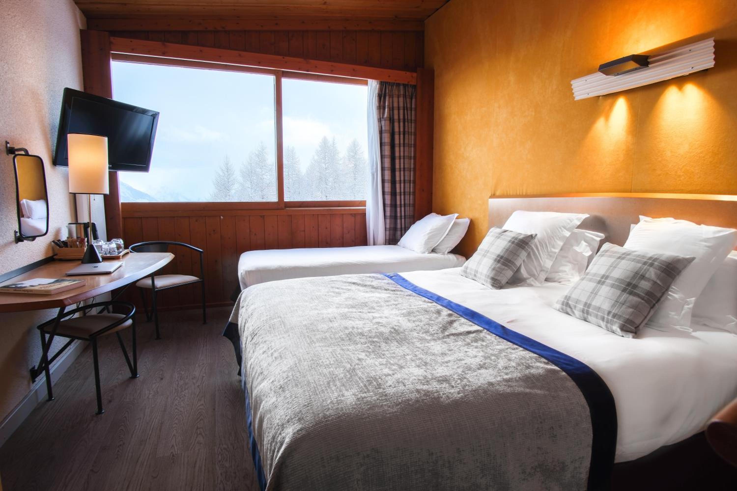 Deluxe Double Room (2 Adults + 1 Child)