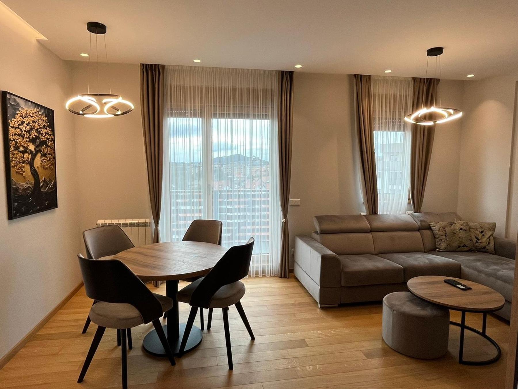 One-Bedroom Apartment with Balcony and Mountain View   photo 1