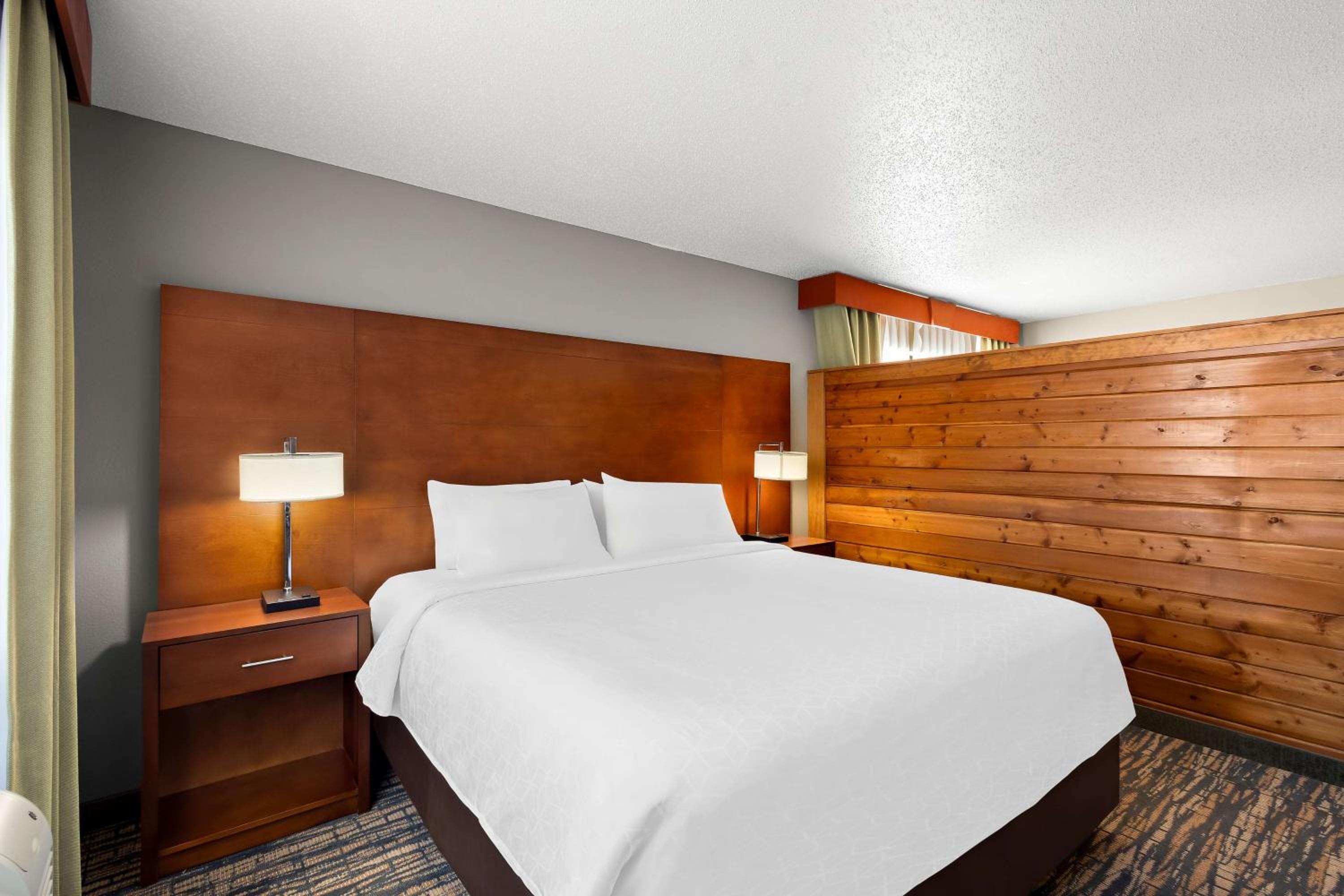 Family Two-Room Suite with One King and One Bunk Bed with Sofa Bed - Non-Smoking - Photo 2