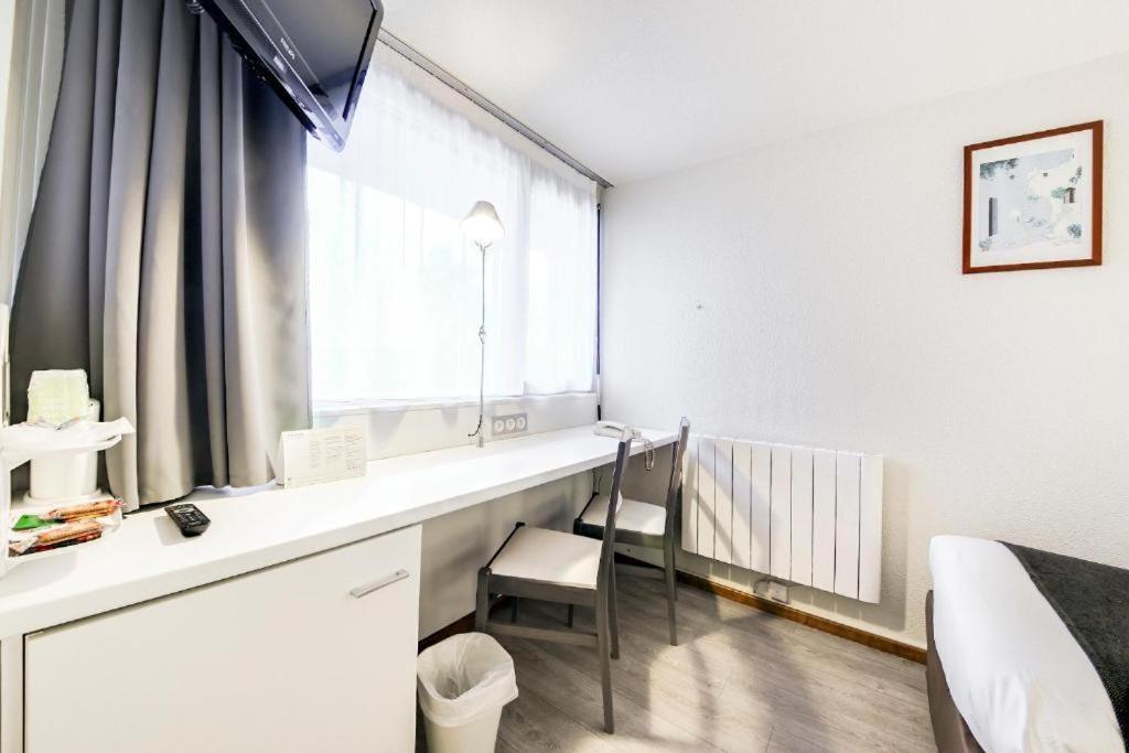 Double Room with One Double Bed - Photo 1