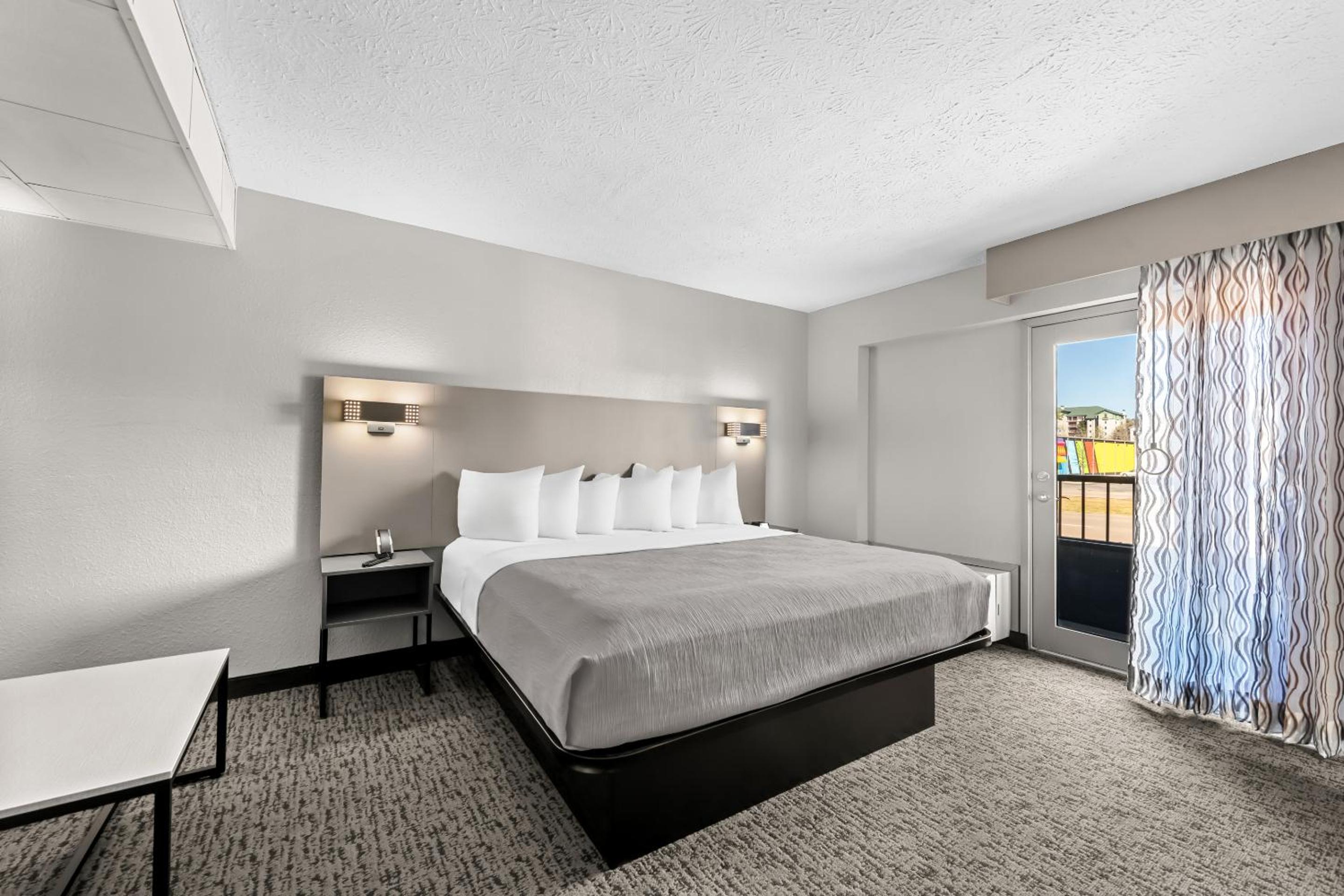 King Room - Non Smoking - Photo 2
