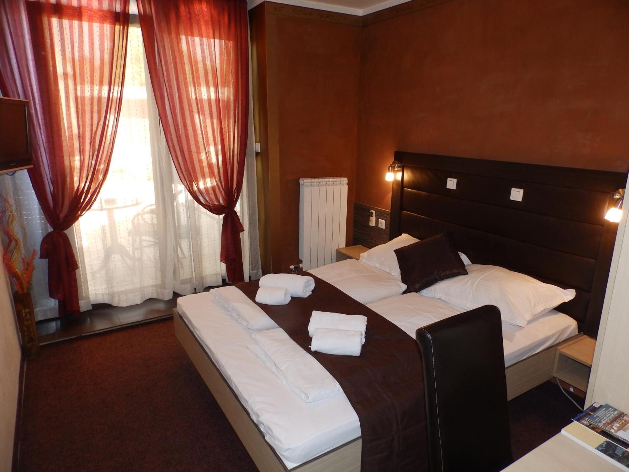 Double or Twin Room with Balcony - Photo 23