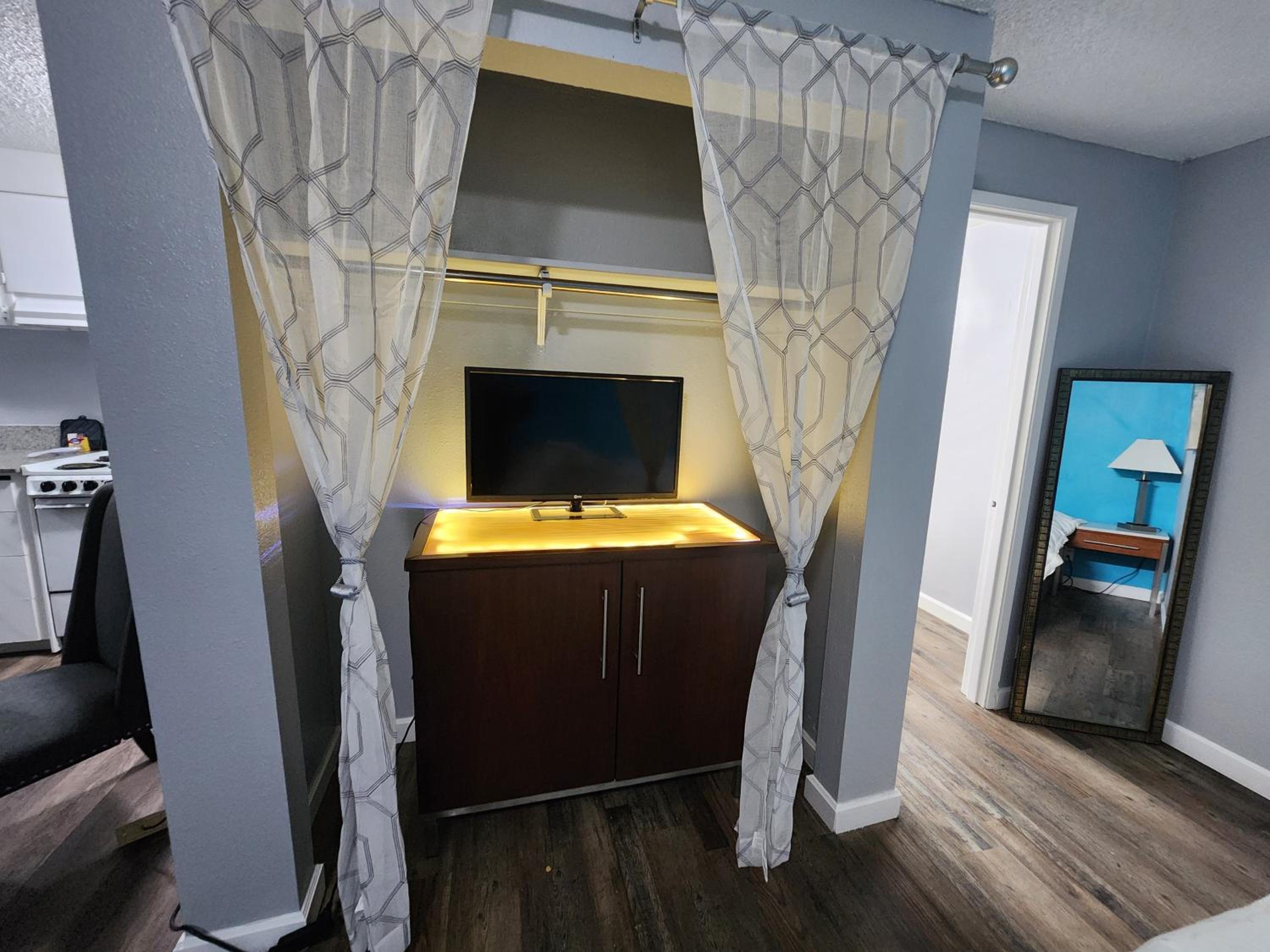 One Queen Bed With Kitchen