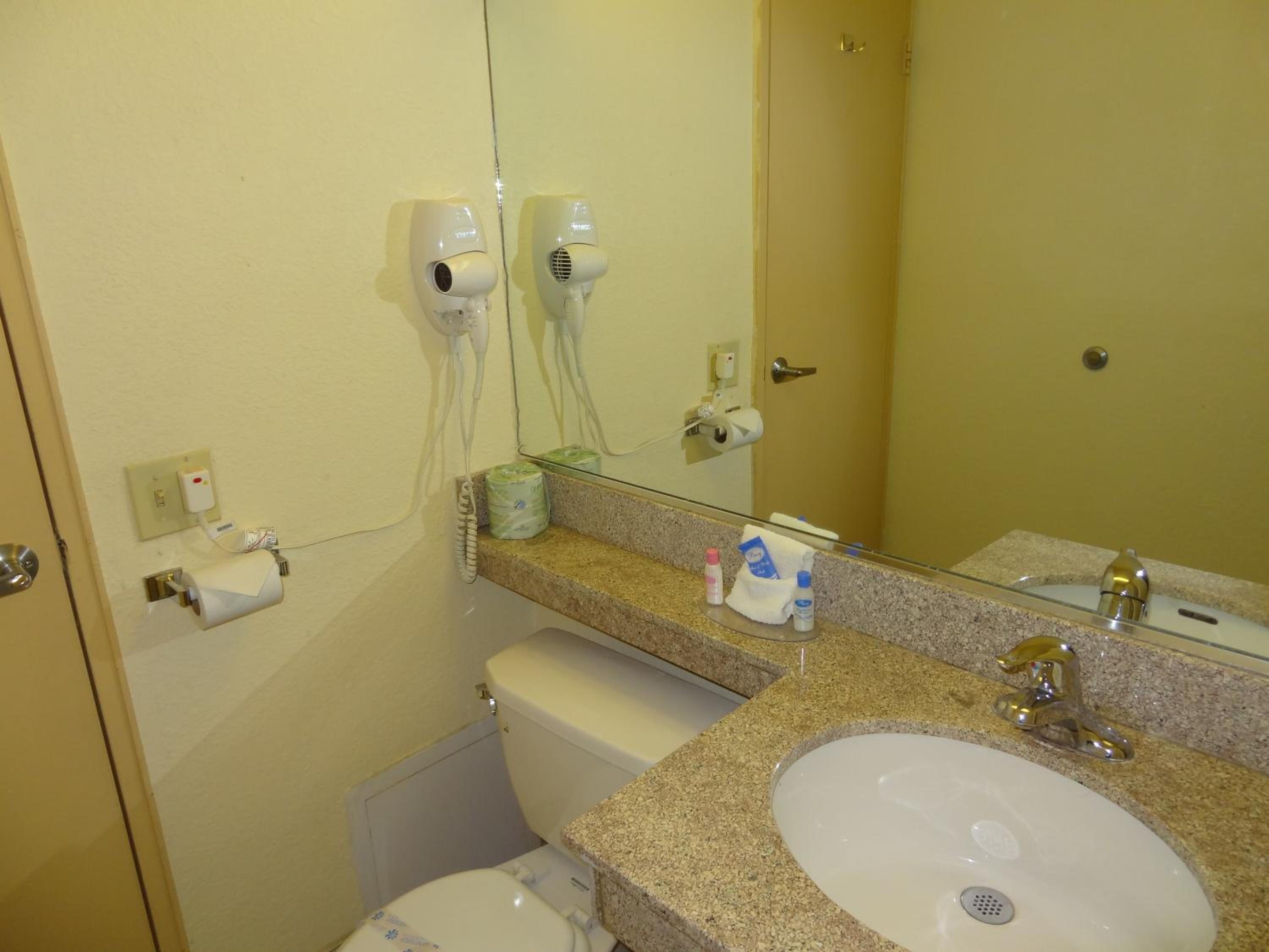 Deluxe Queen Room with Two Queen Beds - Non-Smoking - Photo 7