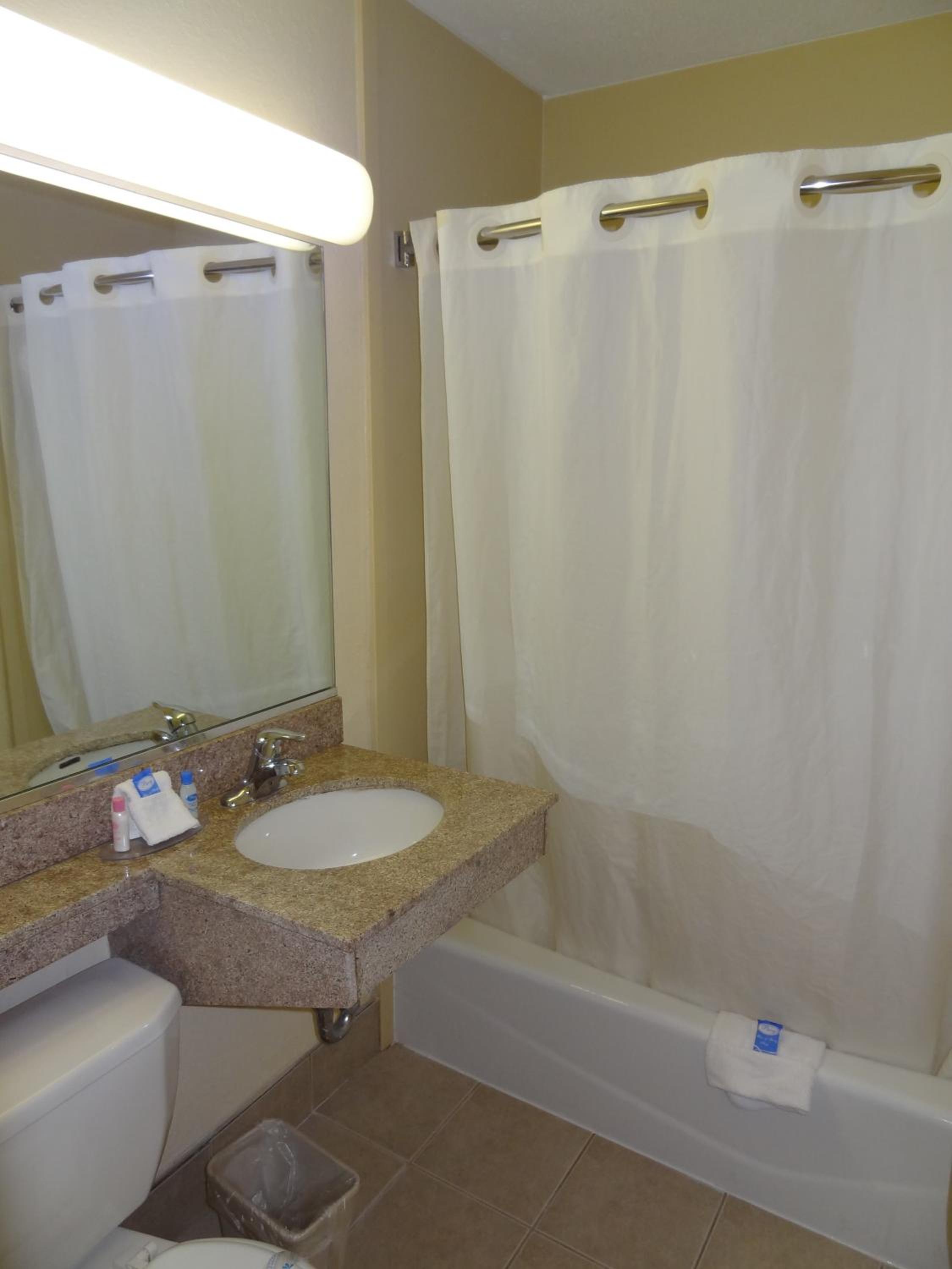Deluxe Queen Room with Two Queen Beds - Non-Smoking - Photo 8