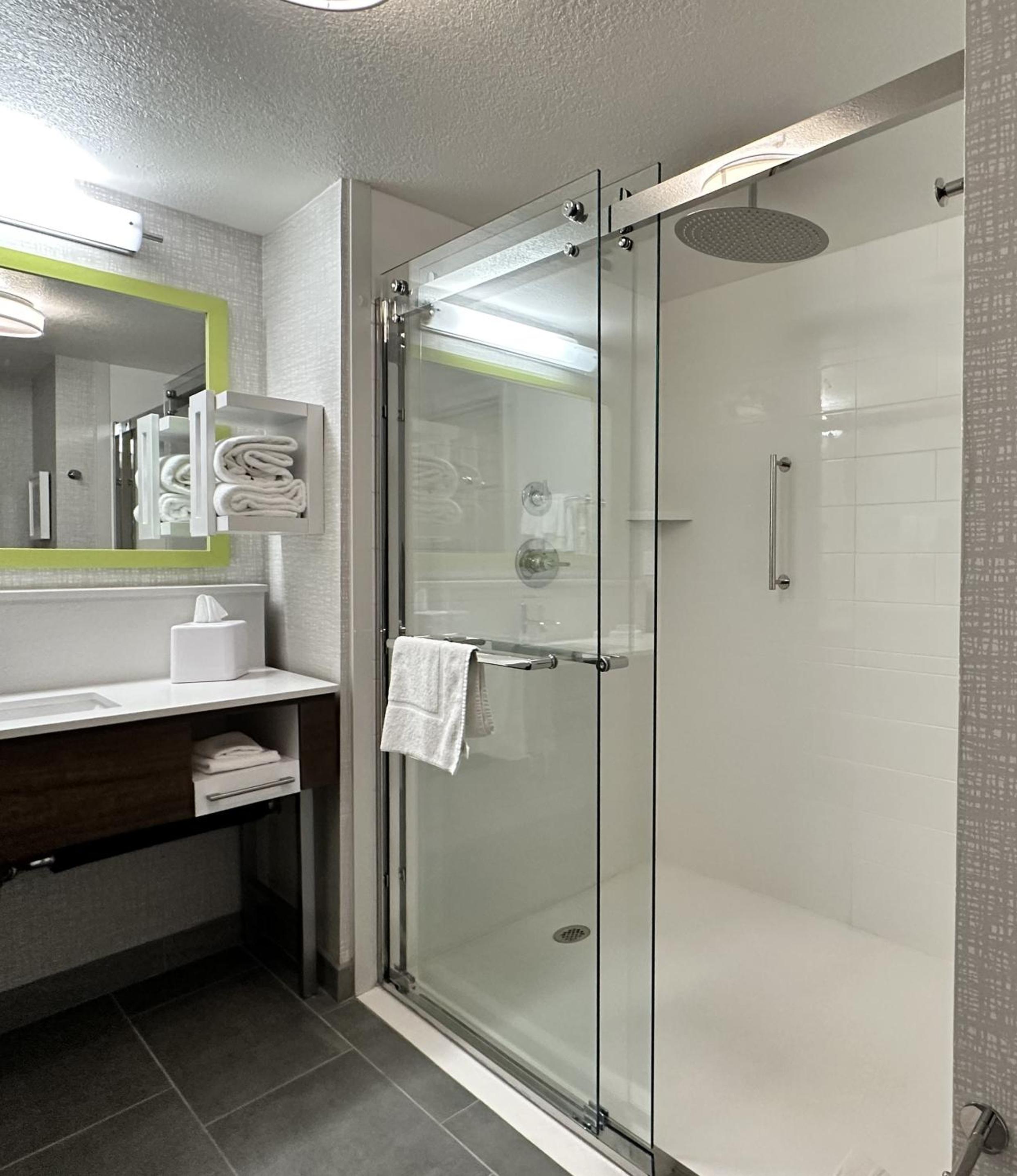 King Studio Suite with Large Bathroom and Rain Shower - Non-Smoking - Photo 5