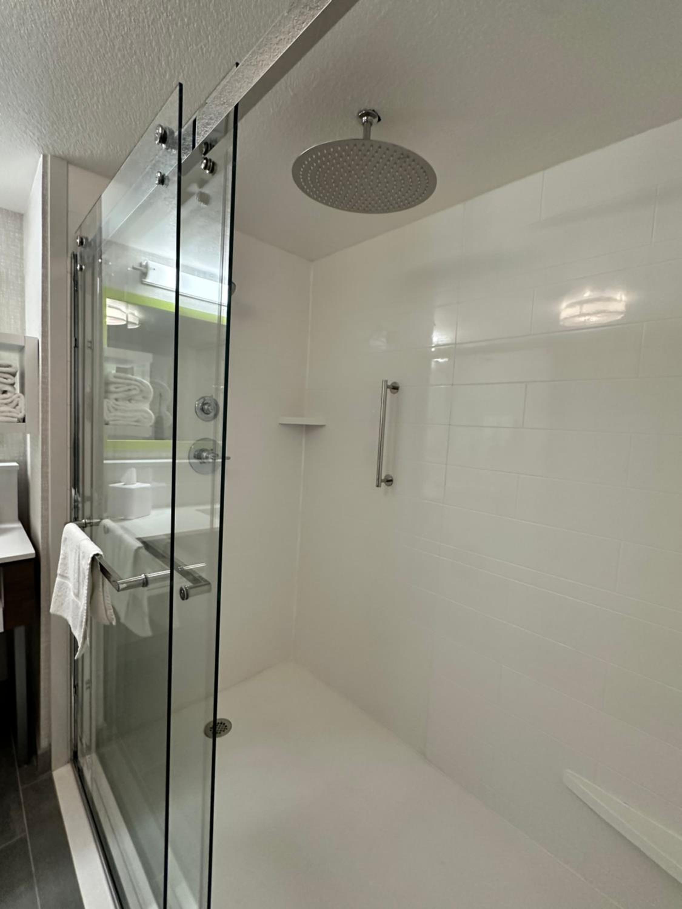 King Studio Suite with Large Bathroom and Rain Shower - Non-Smoking - Photo 6
