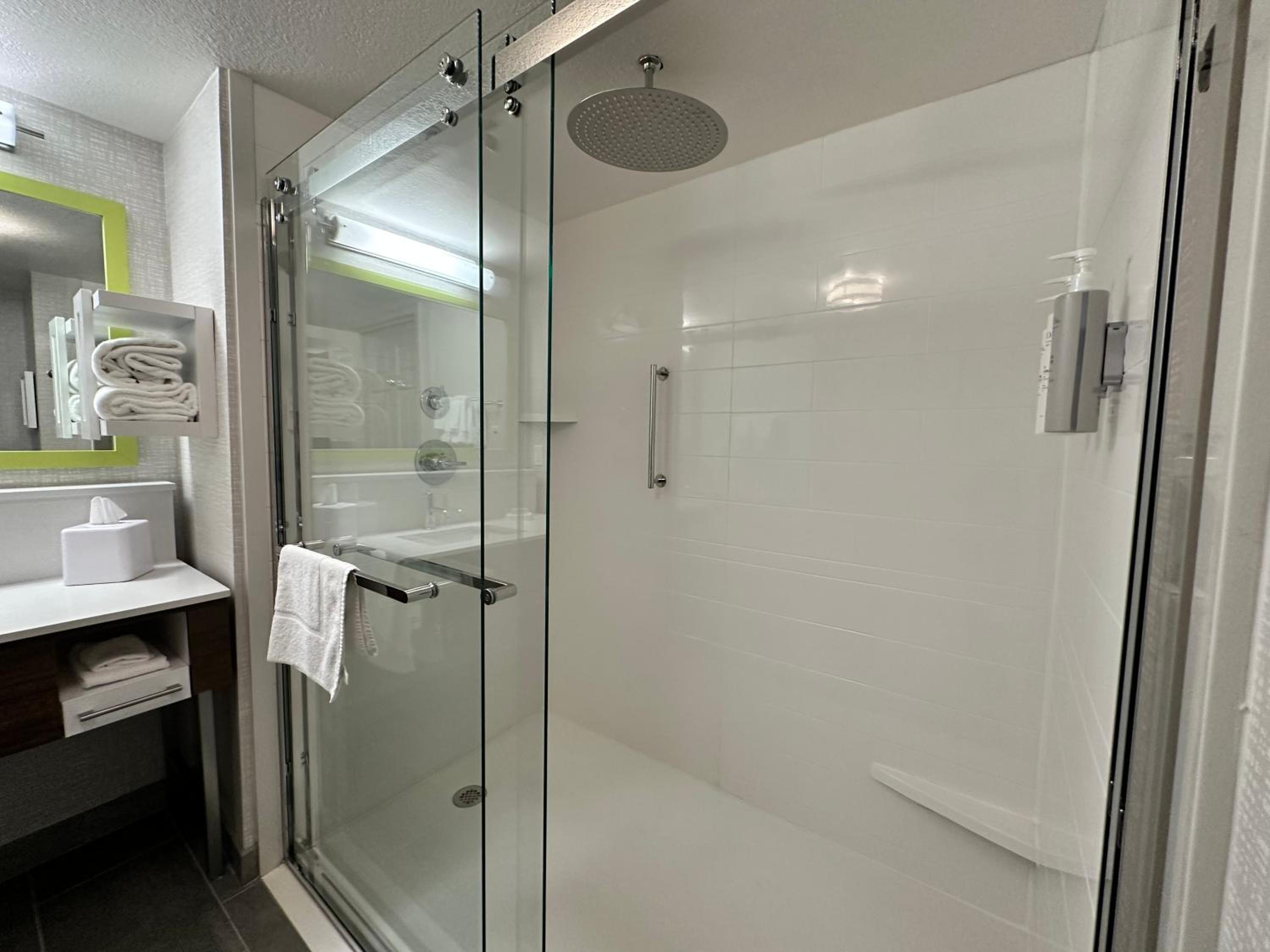 King Studio Suite with Large Bathroom and Rain Shower - Non-Smoking - Photo 7