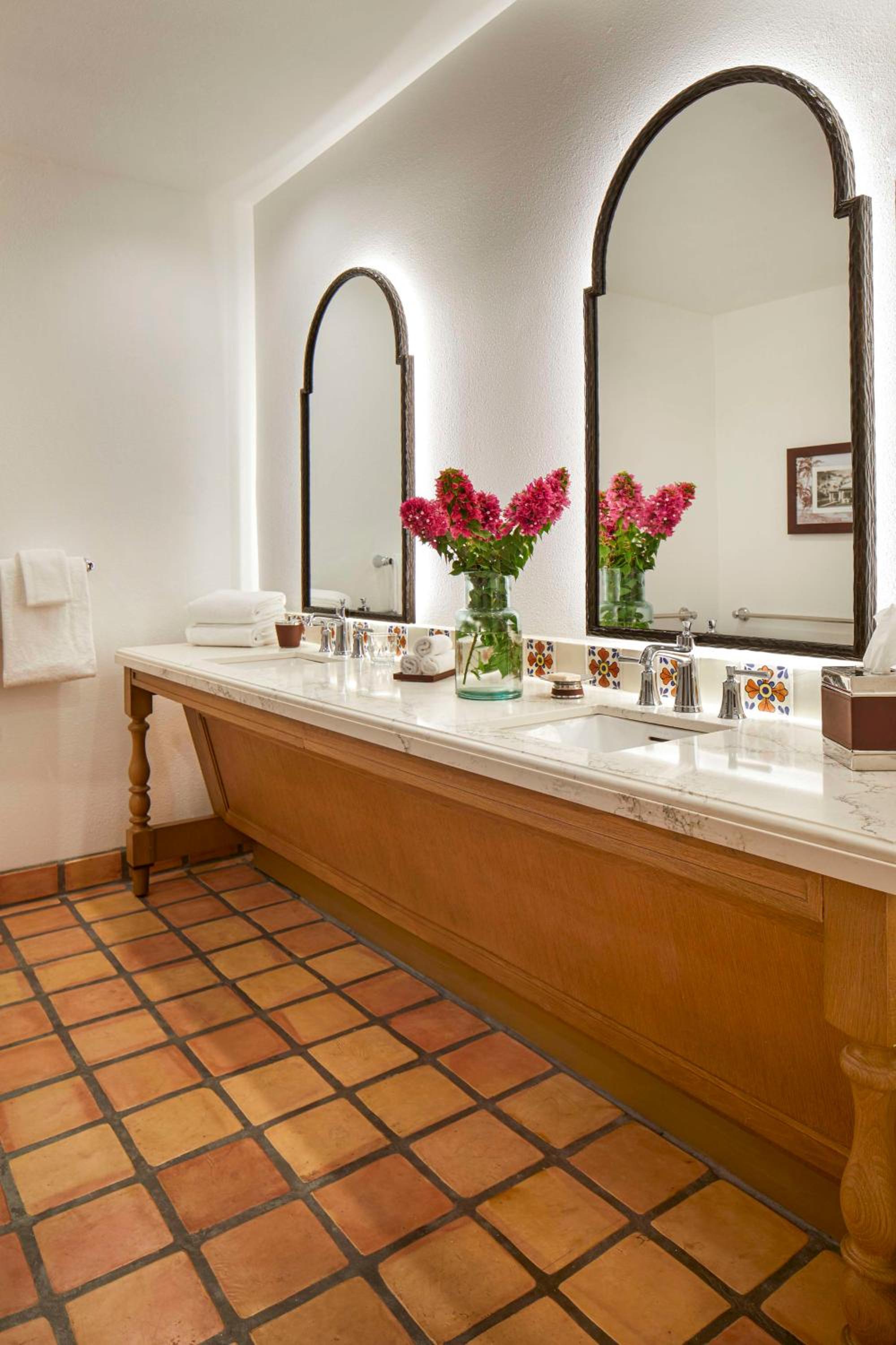 Casita King Room with Roll-In Shower and Resort View - Disability Access - Photo 3