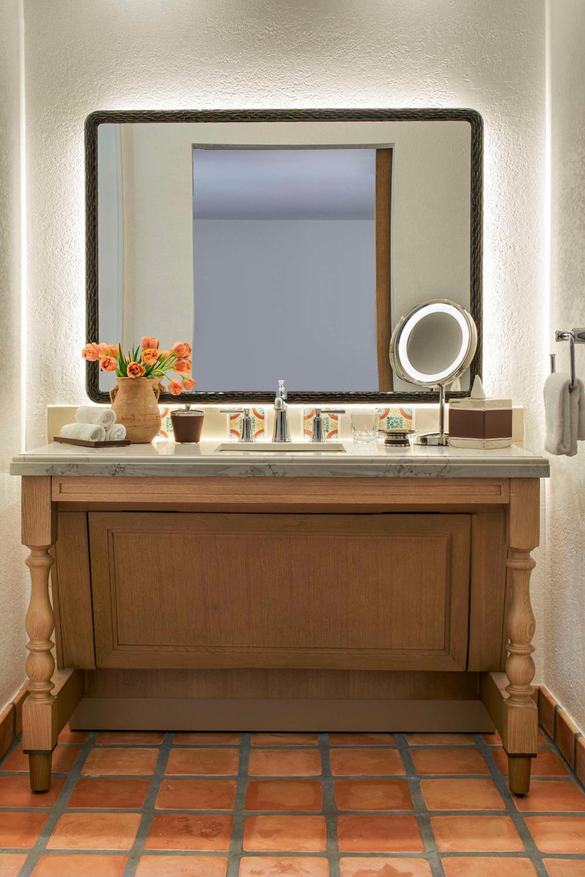 Casita Queen Resort with Two Queen Beds and Roll-In Shower - Disability Access - Photo 3