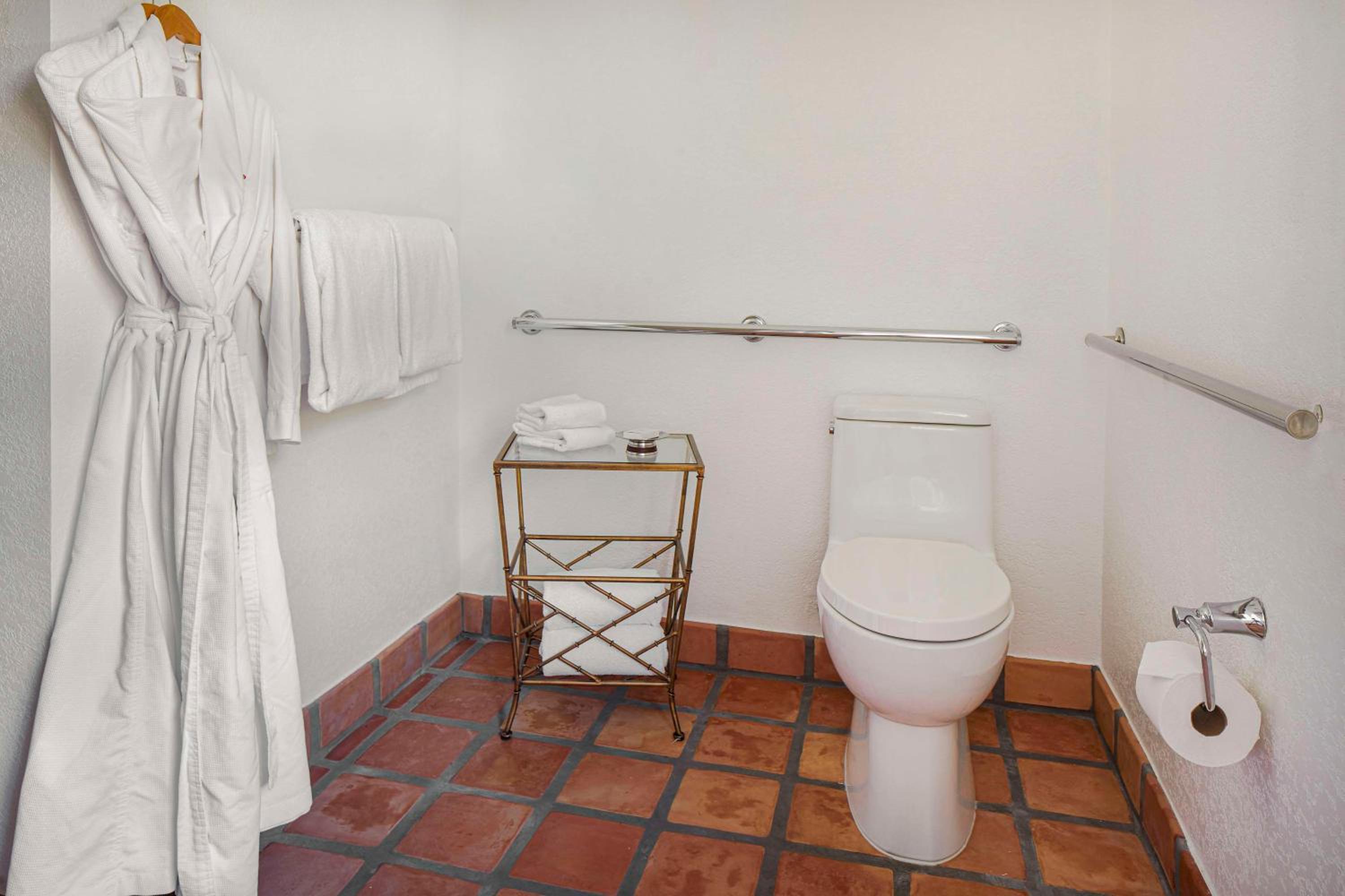 Casita Queen Resort with Two Queen Beds and Roll-In Shower - Disability Access - Photo 4