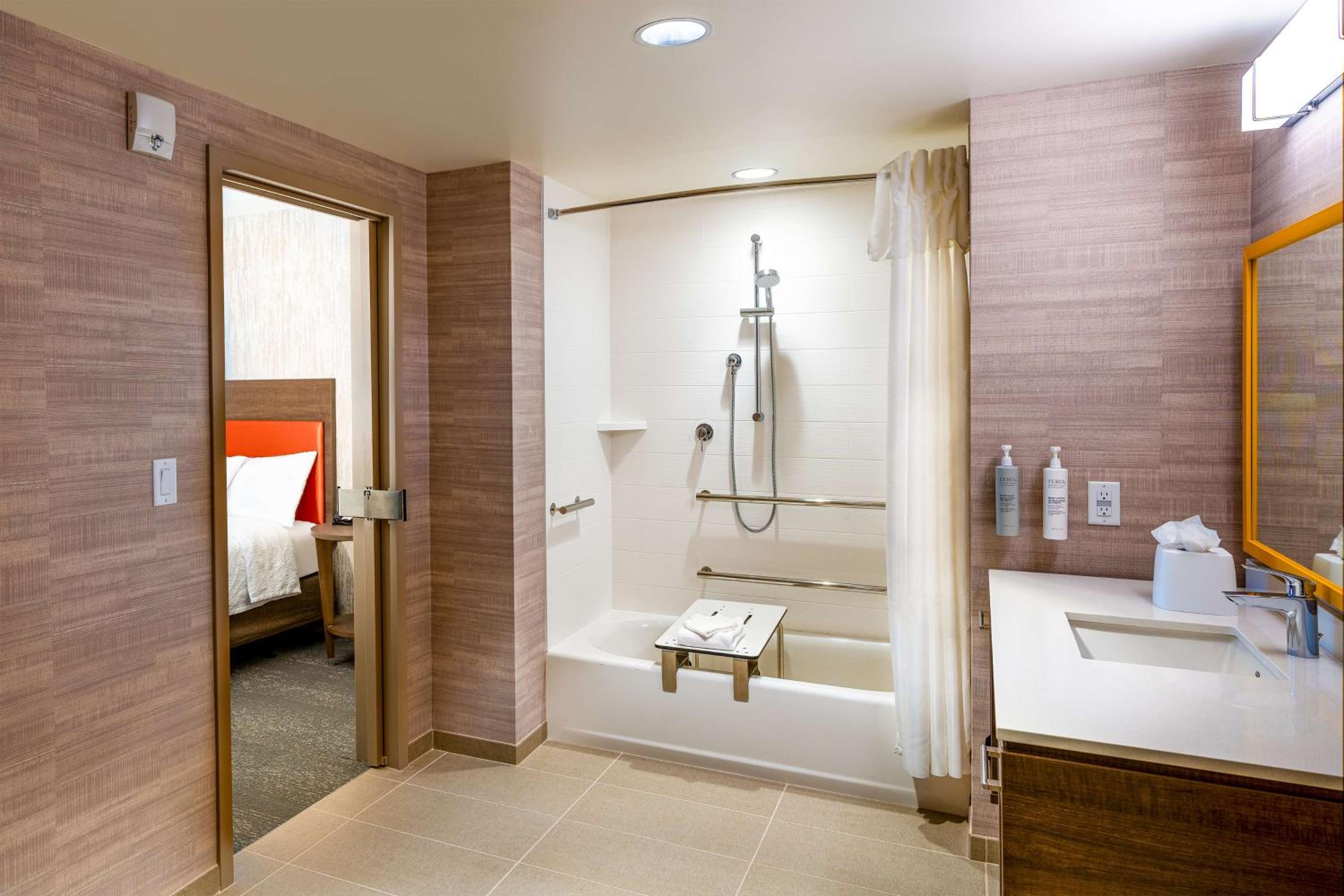 King Studio Suite with Accessible Tub - Mobility Access - Photo 9