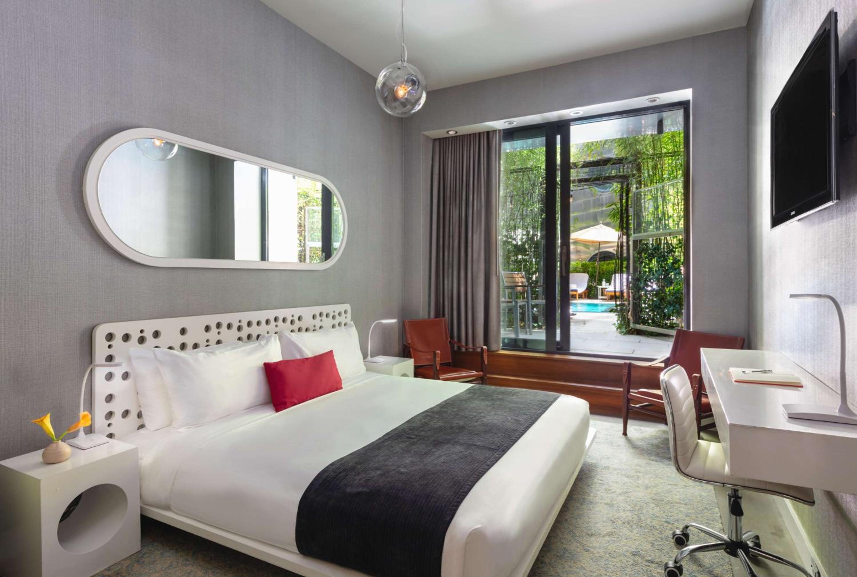 King Room with Roll-in Shower and Pool Access thumbnail 5