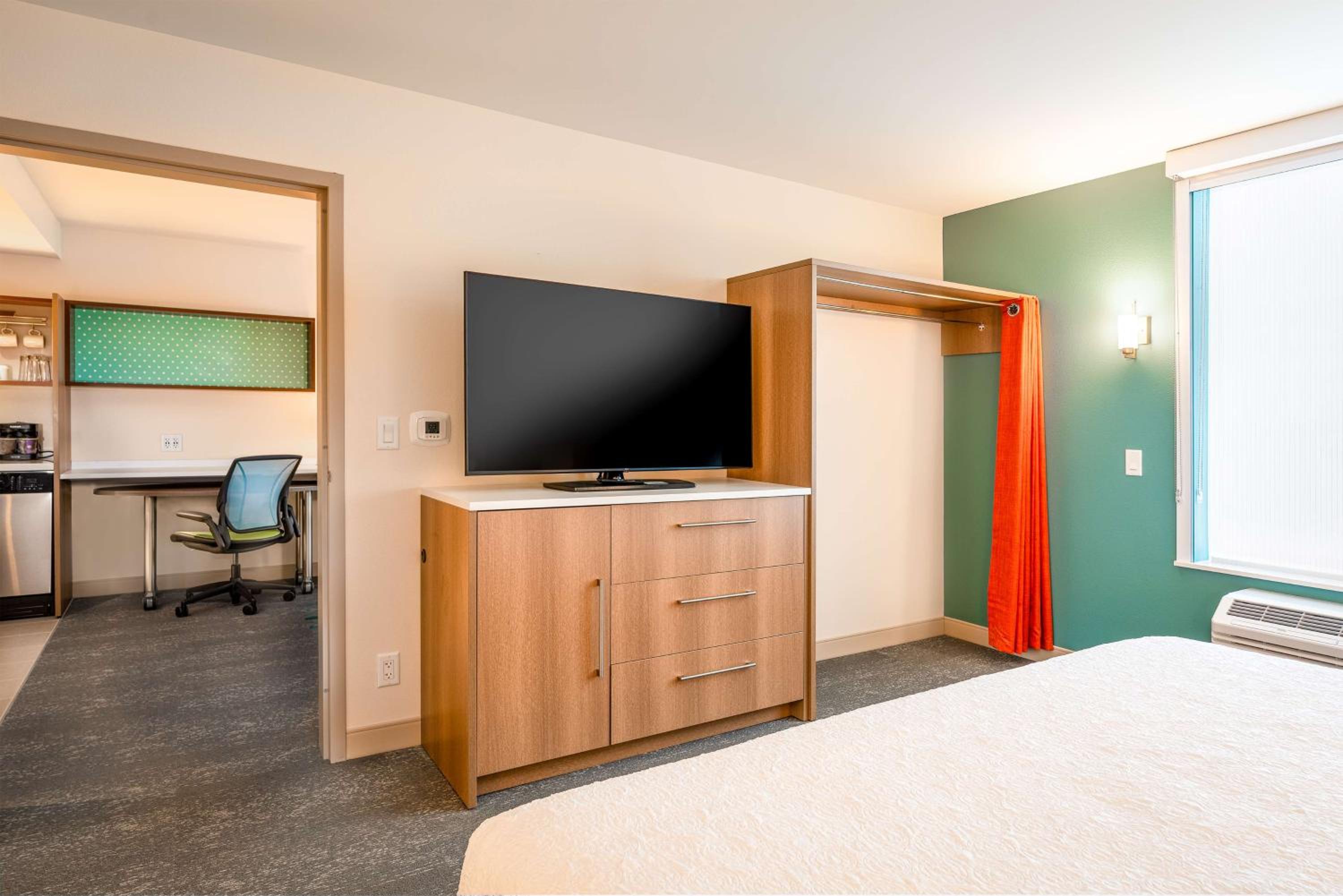 One-Bedroom King Suite with Bath Tub - Mobility Accessible - Photo 1