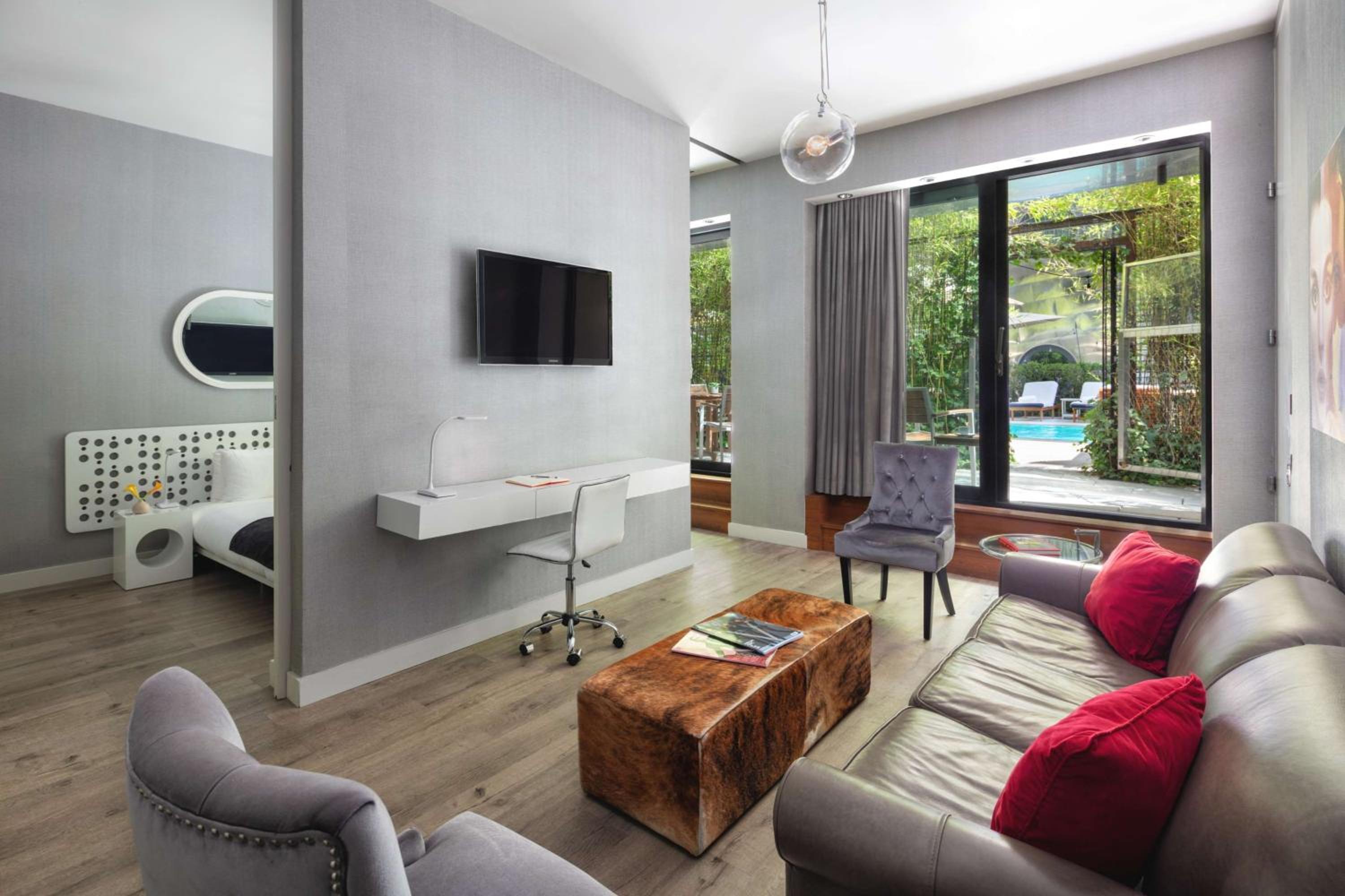 Platinum King Suite with Pool Access