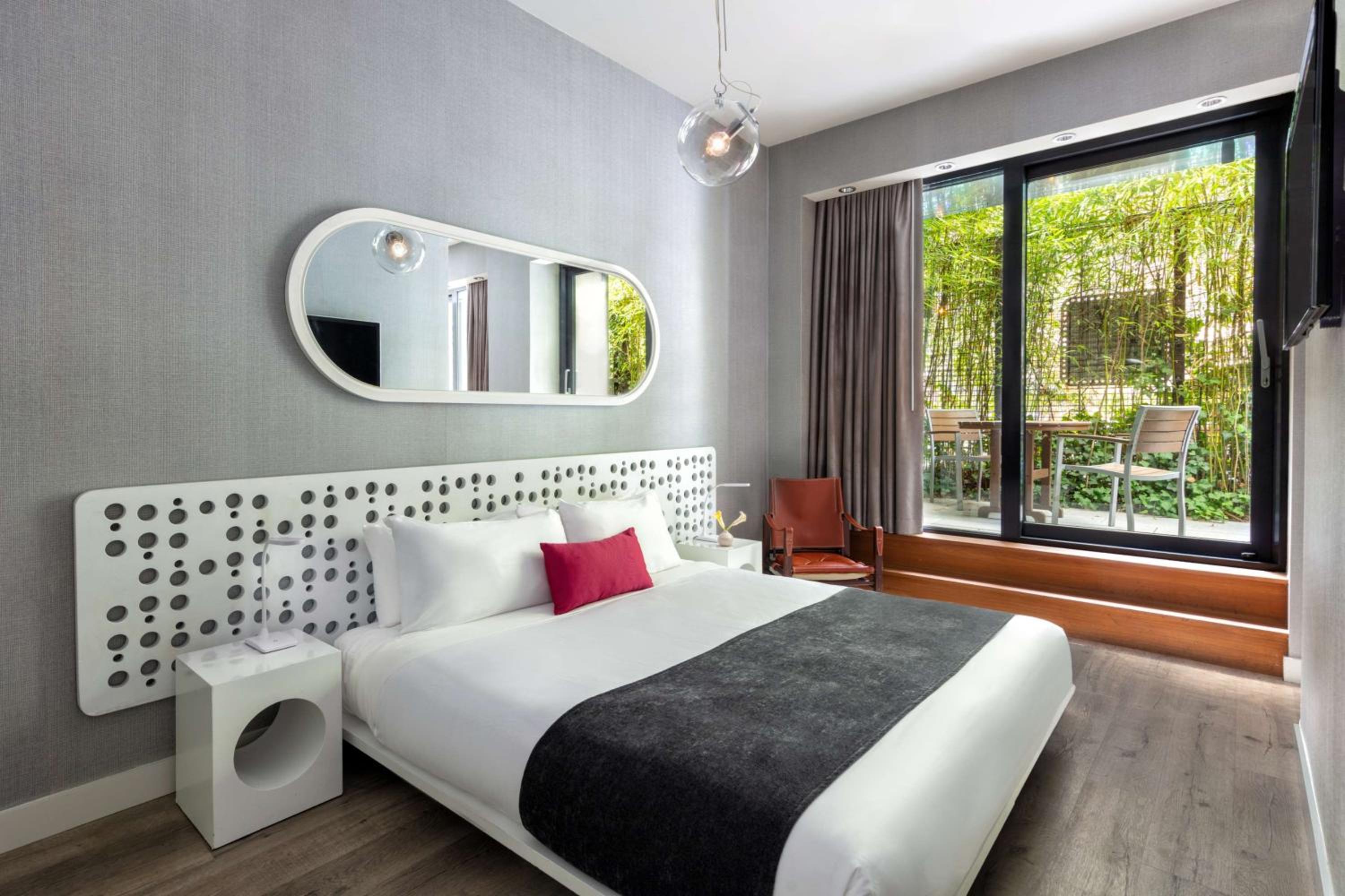 King Room with Pool Access