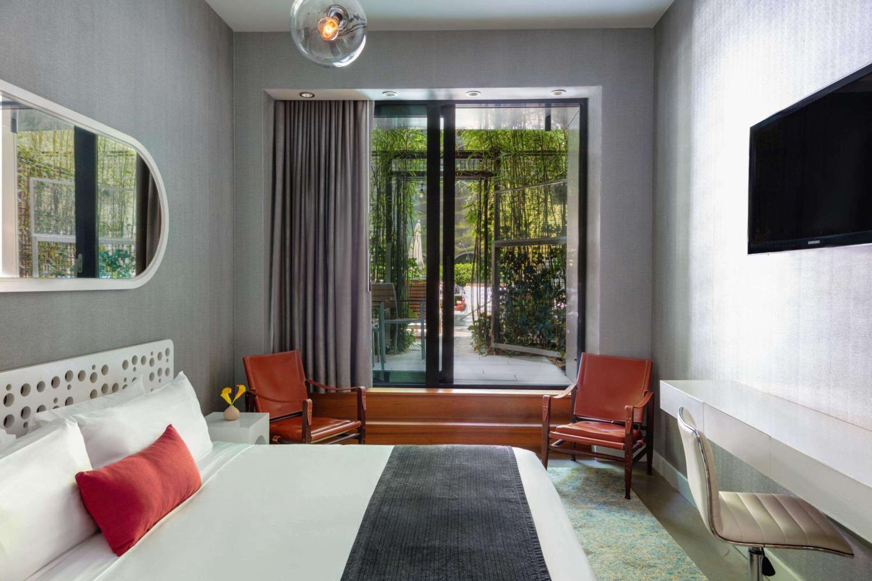 King Room with Pool Access