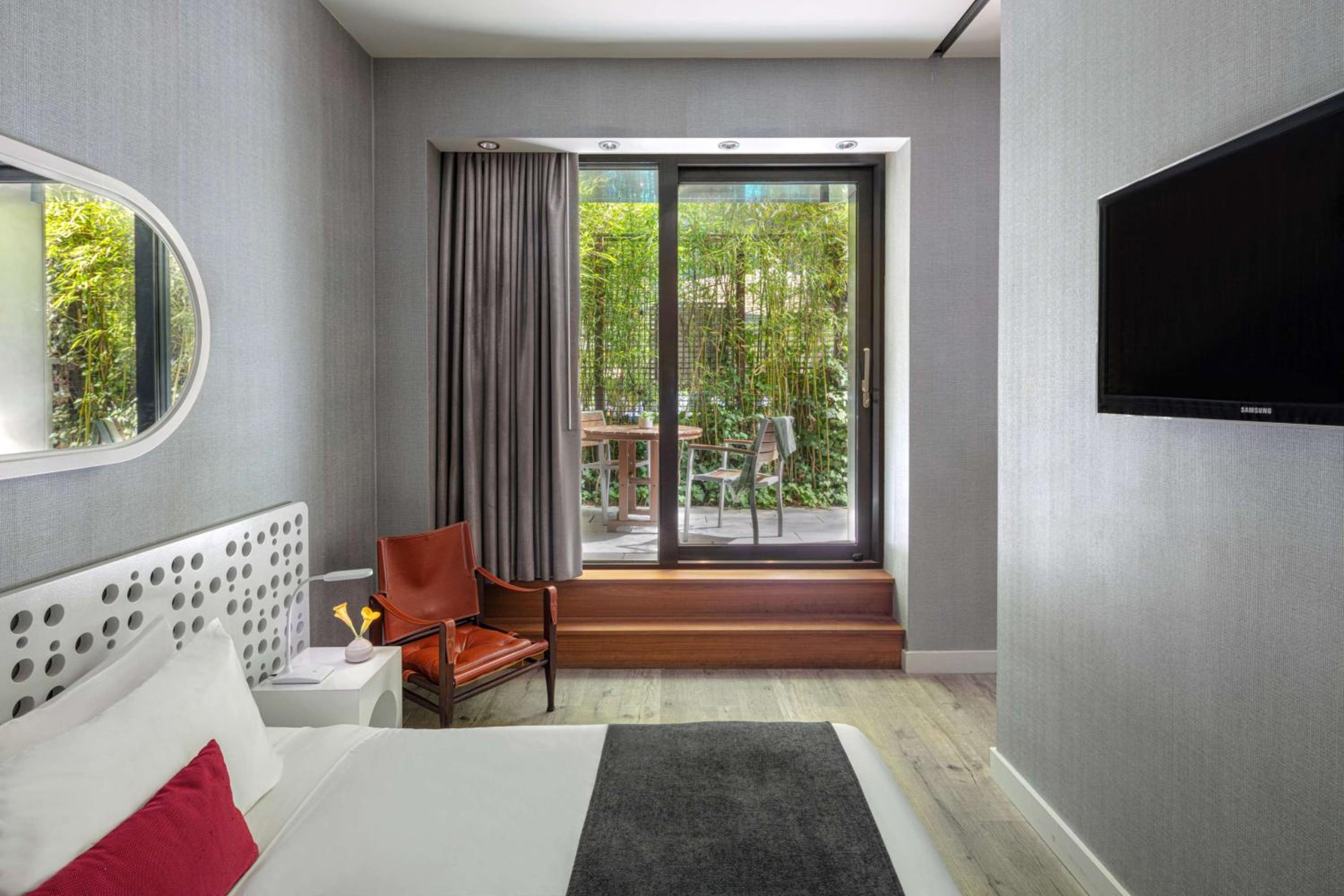 Platinum King Suite with Pool Access