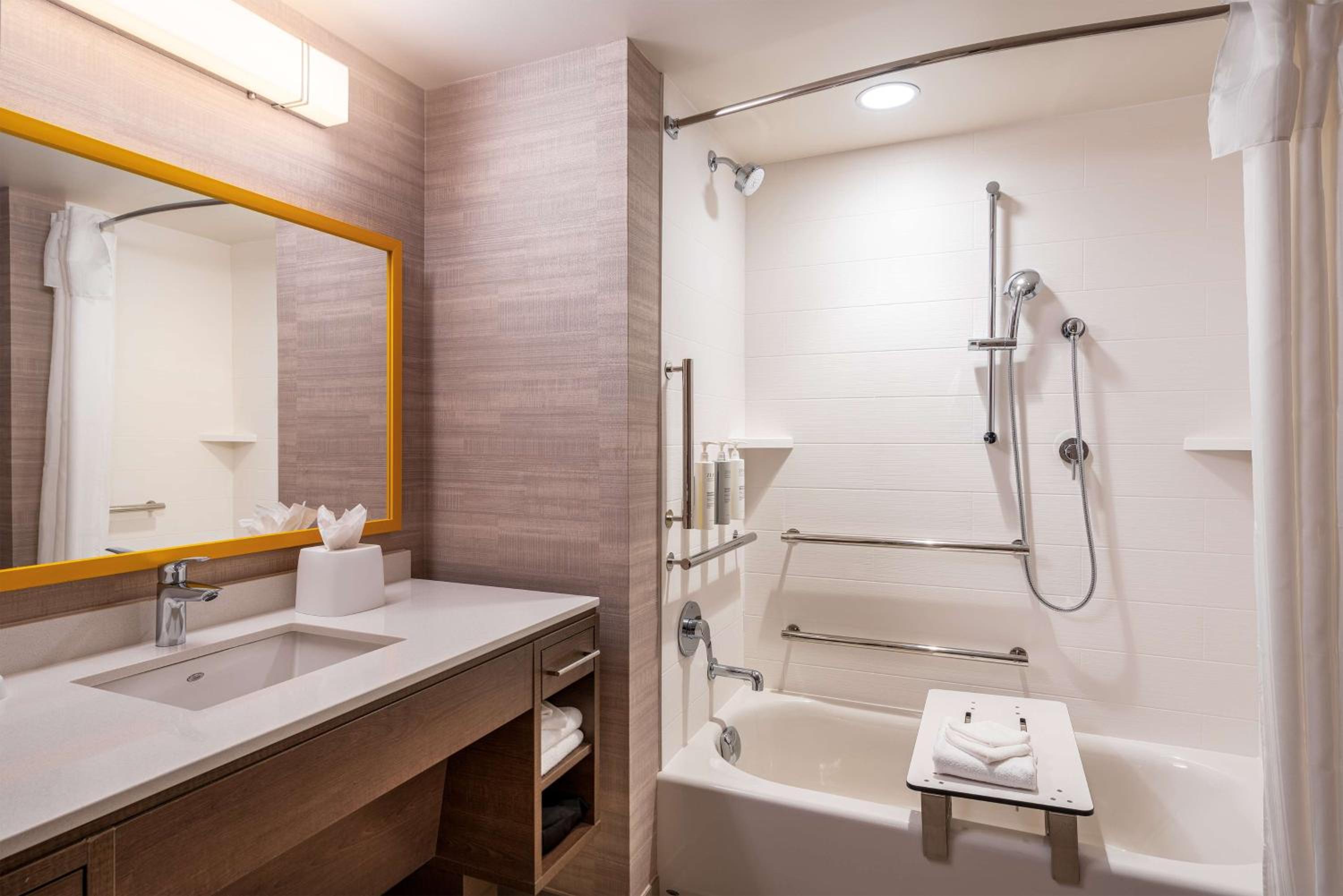 King Studio Suite with Accessible Tub - Mobility Access - Photo 2