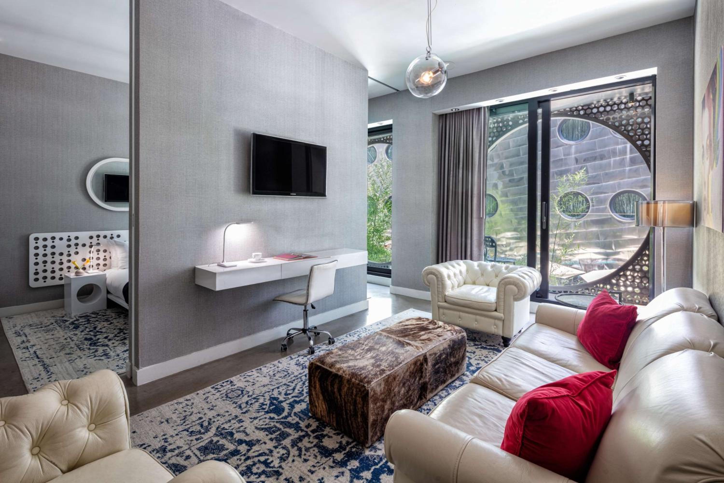 Platinum King Suite