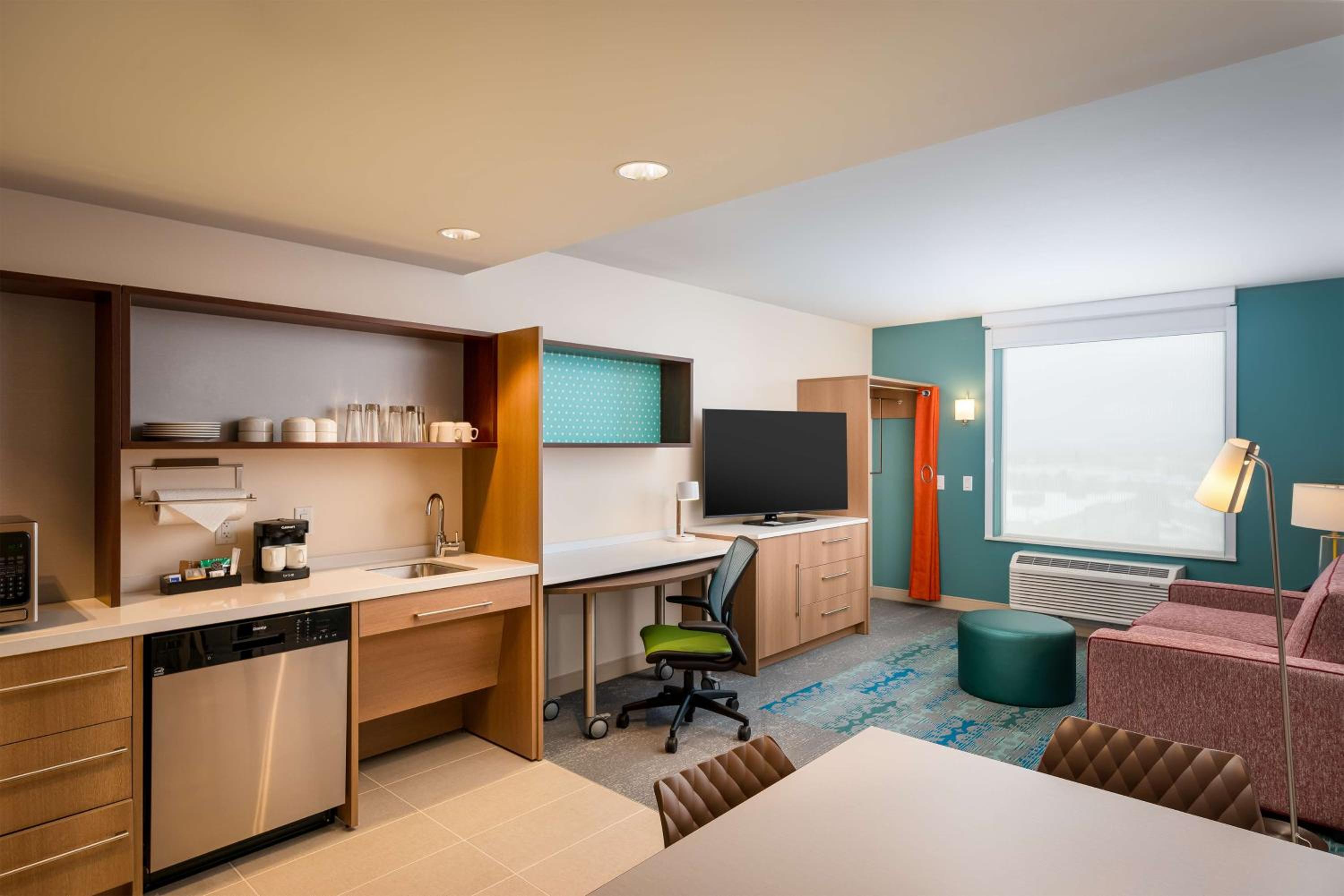 One-Bedroom King Suite with Bath Tub - Mobility Accessible - Photo 10