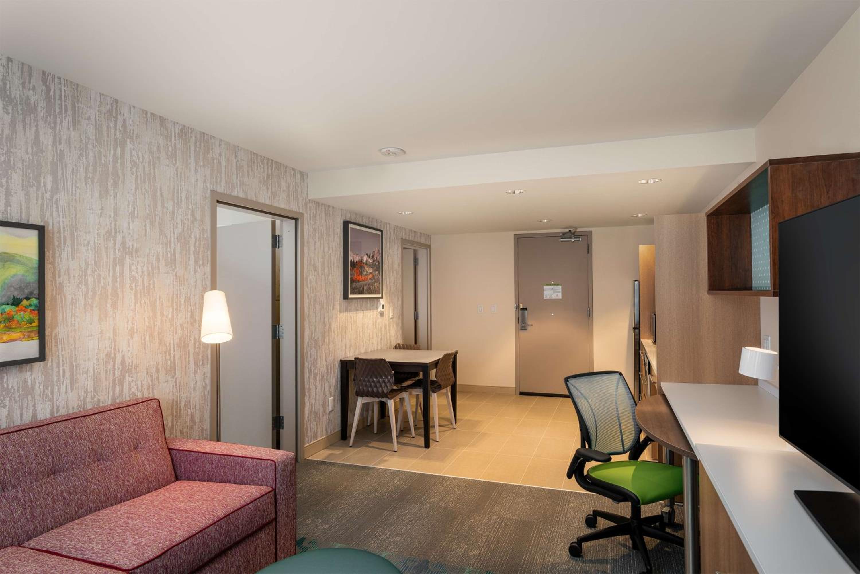 One-Bedroom King Suite with Bath Tub - Mobility Accessible - Photo 3