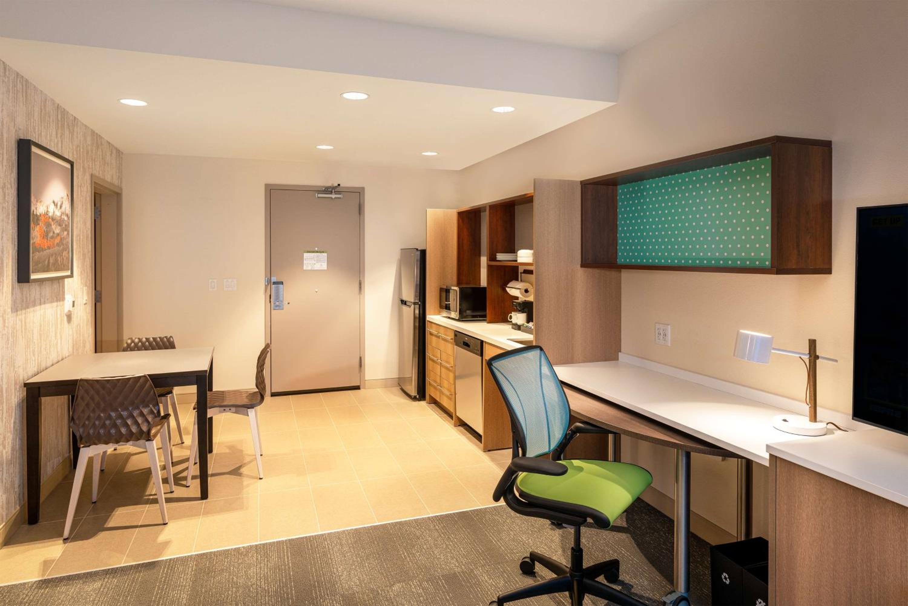 One-Bedroom King Suite with Bath Tub - Mobility Accessible - Photo 11