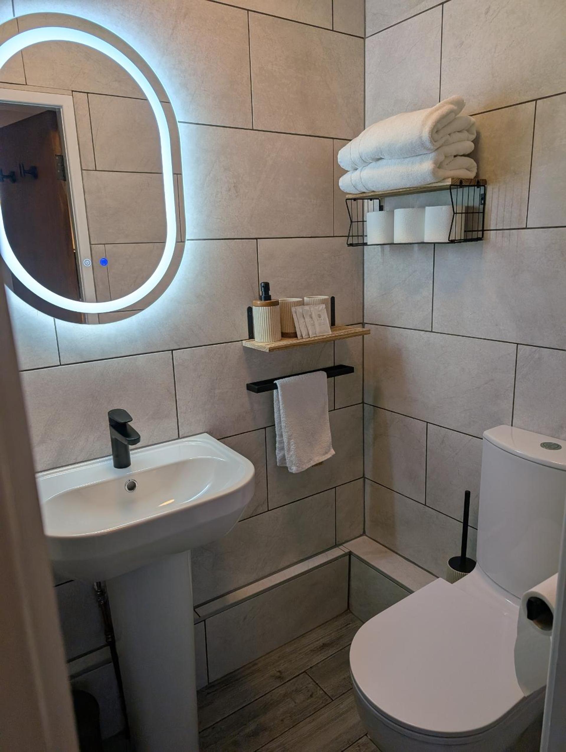 Deluxe Double Room - Photo 11