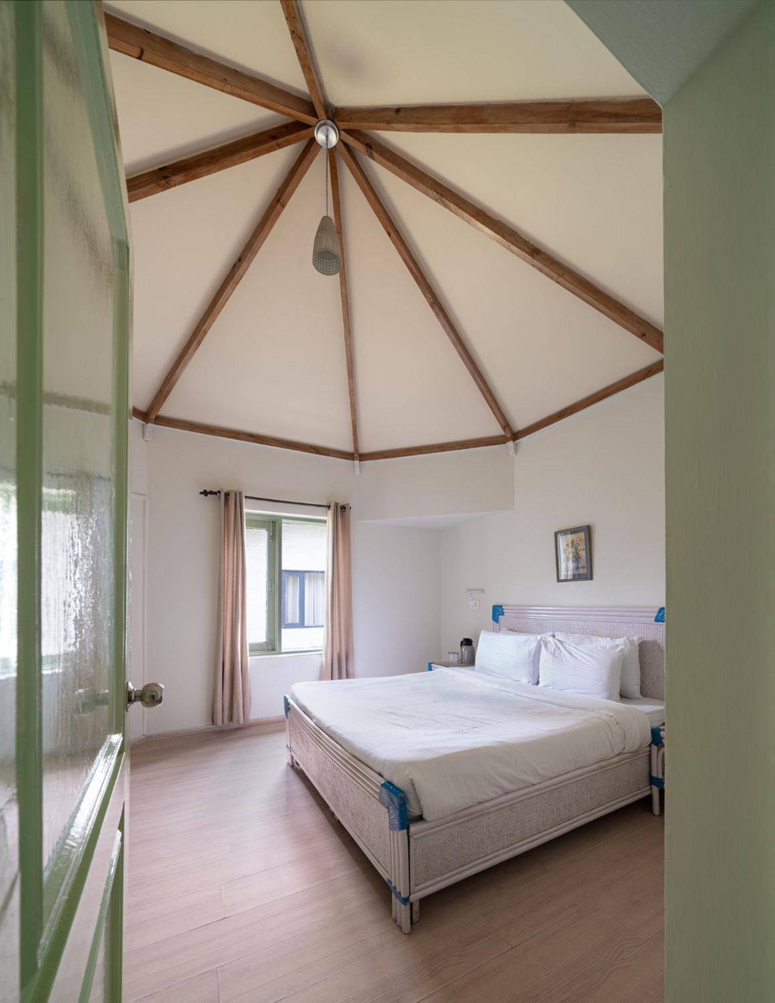 Standard King Room photo 3