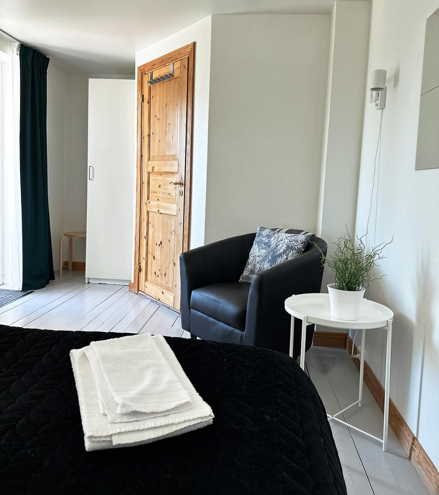 Double Room with Private Bathroom - Photo 4