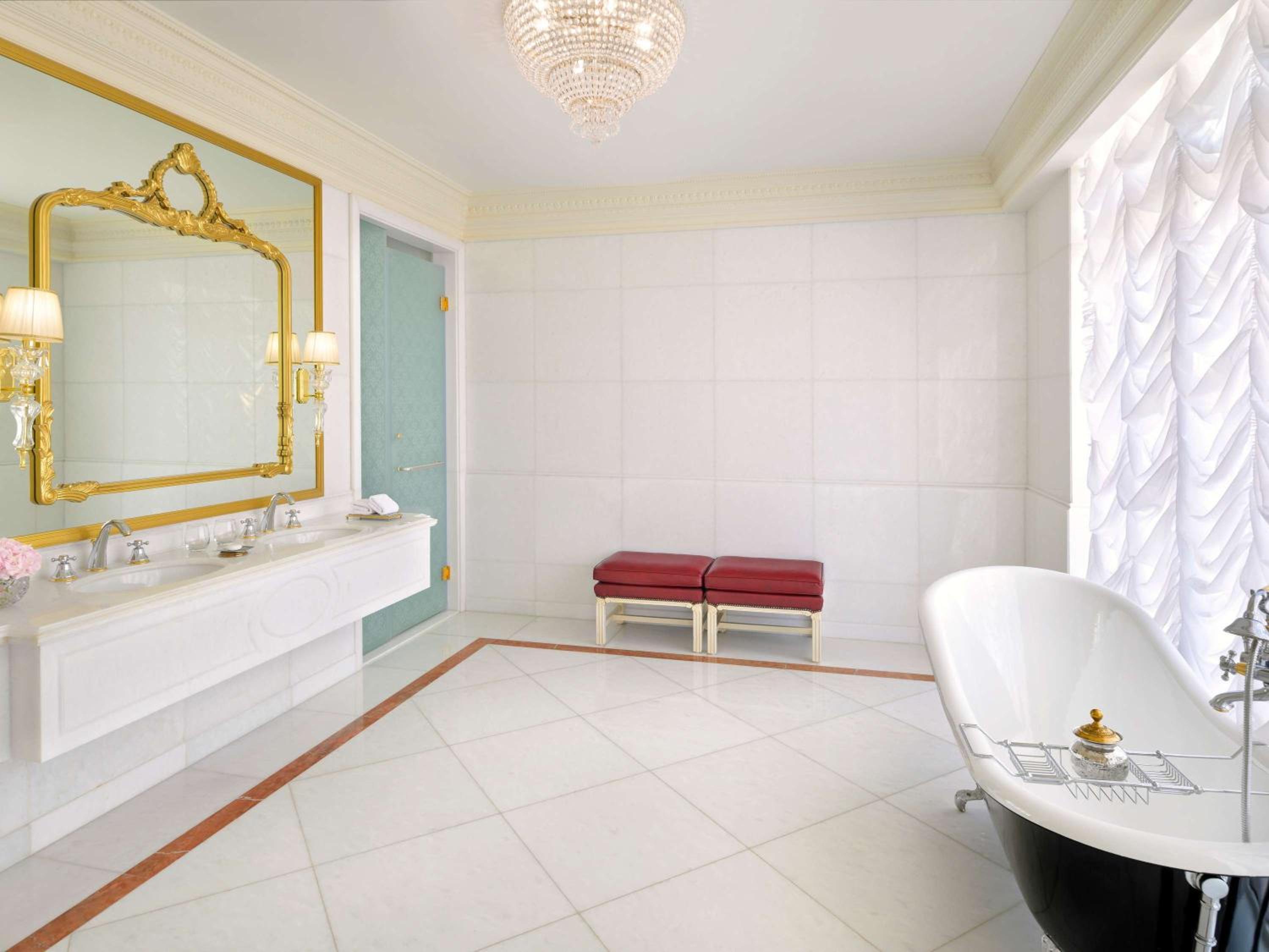 One-Bedroom Premier Suite With Balcony And Lounge Access