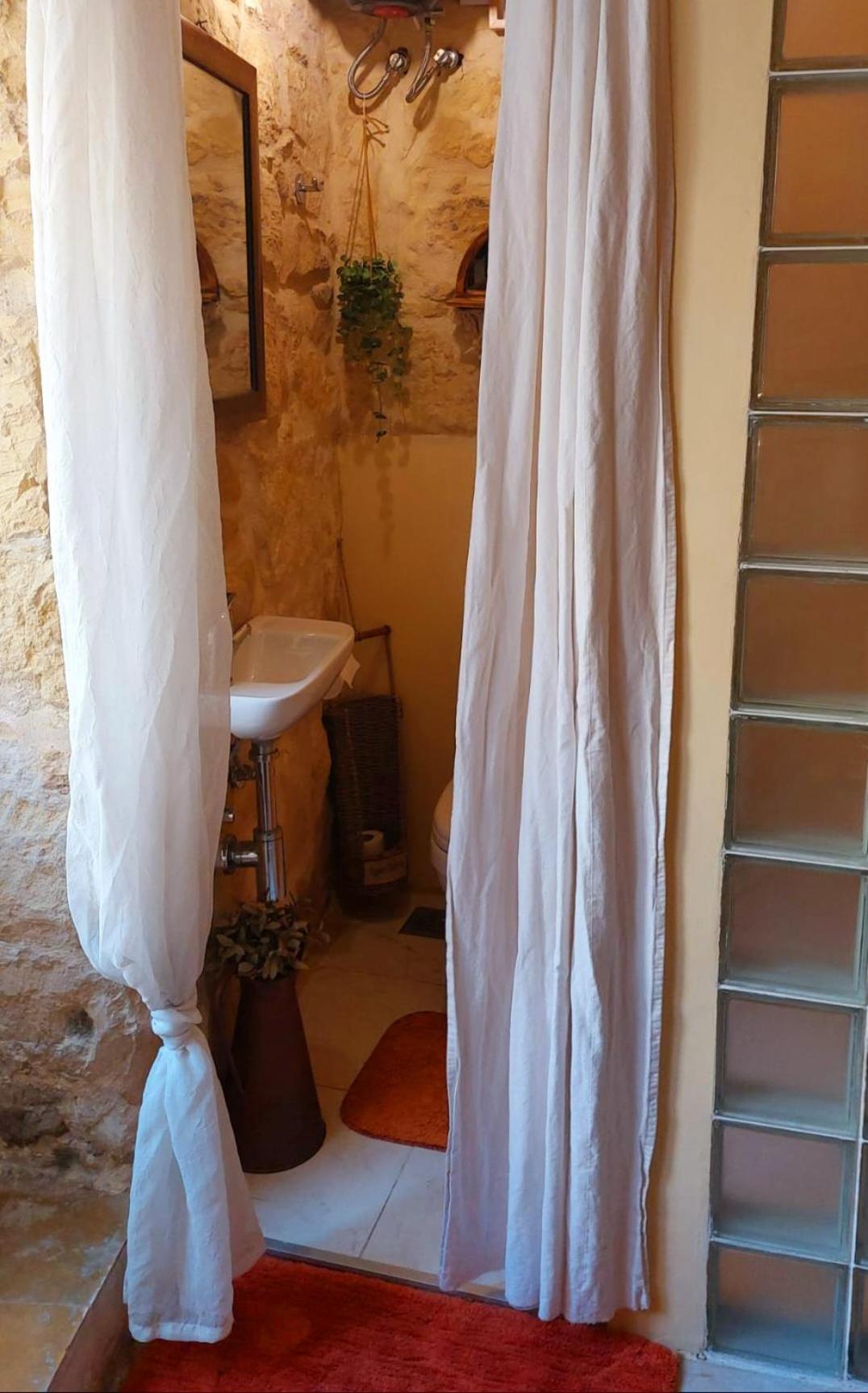 Deluxe Double Room with Shower - Photo 18