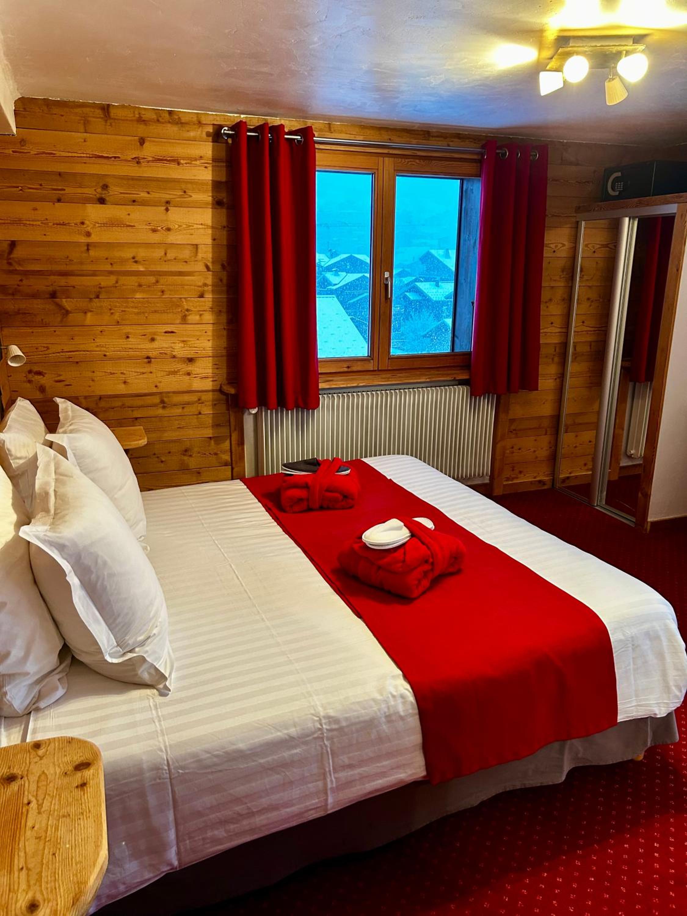 Double or Twin Room with Mountain View