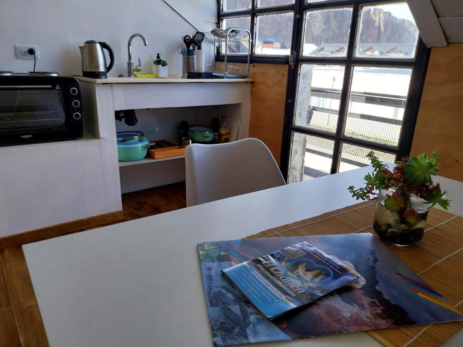 One-Bedroom Apartment with Balcony and Mountain View   photo 3
