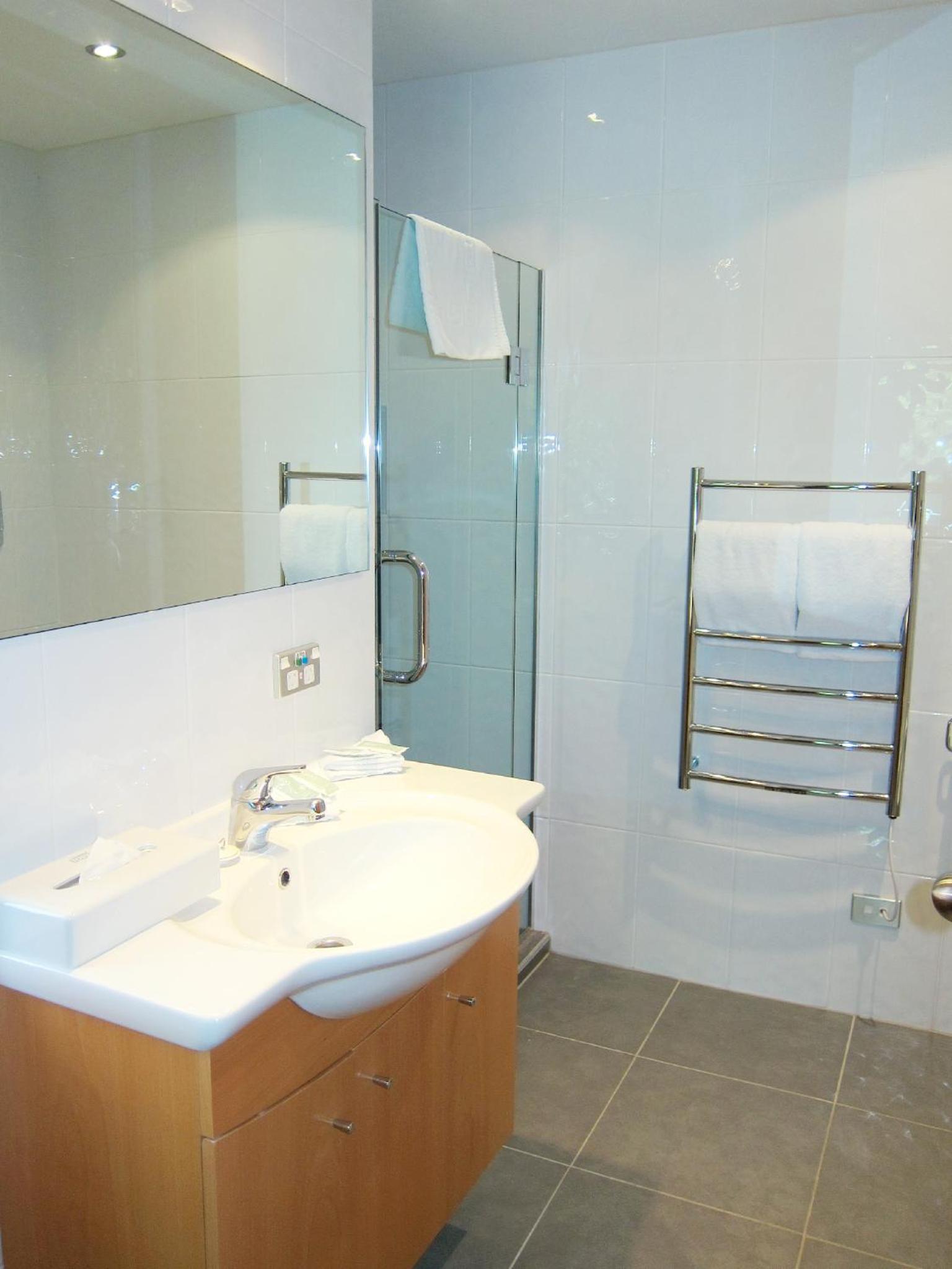Executive Two-Bedroom Two-Bathroom Apartment - Photo 13