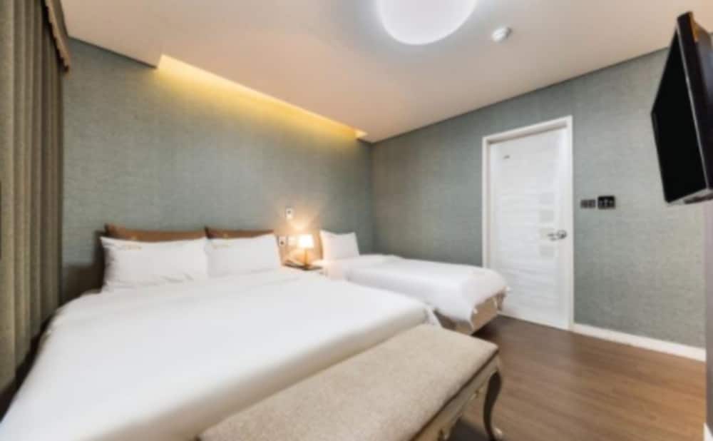 Presidential Suite (Room Only) photo 2