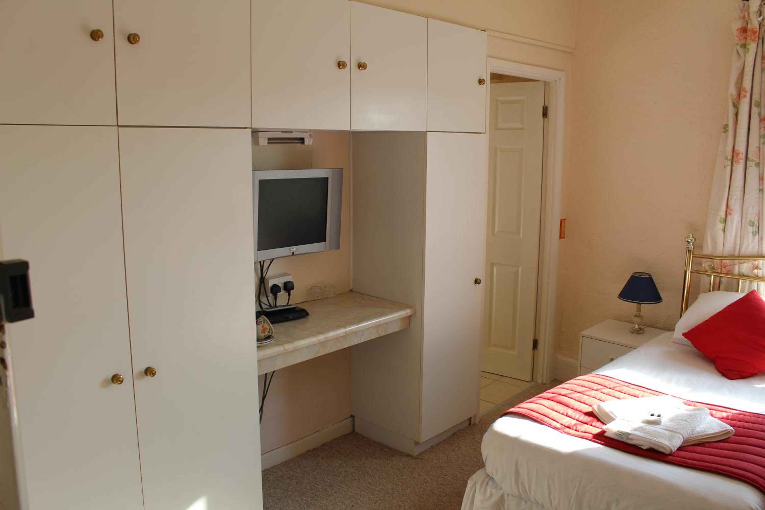 Twin Room with Private Bathroom photo 3