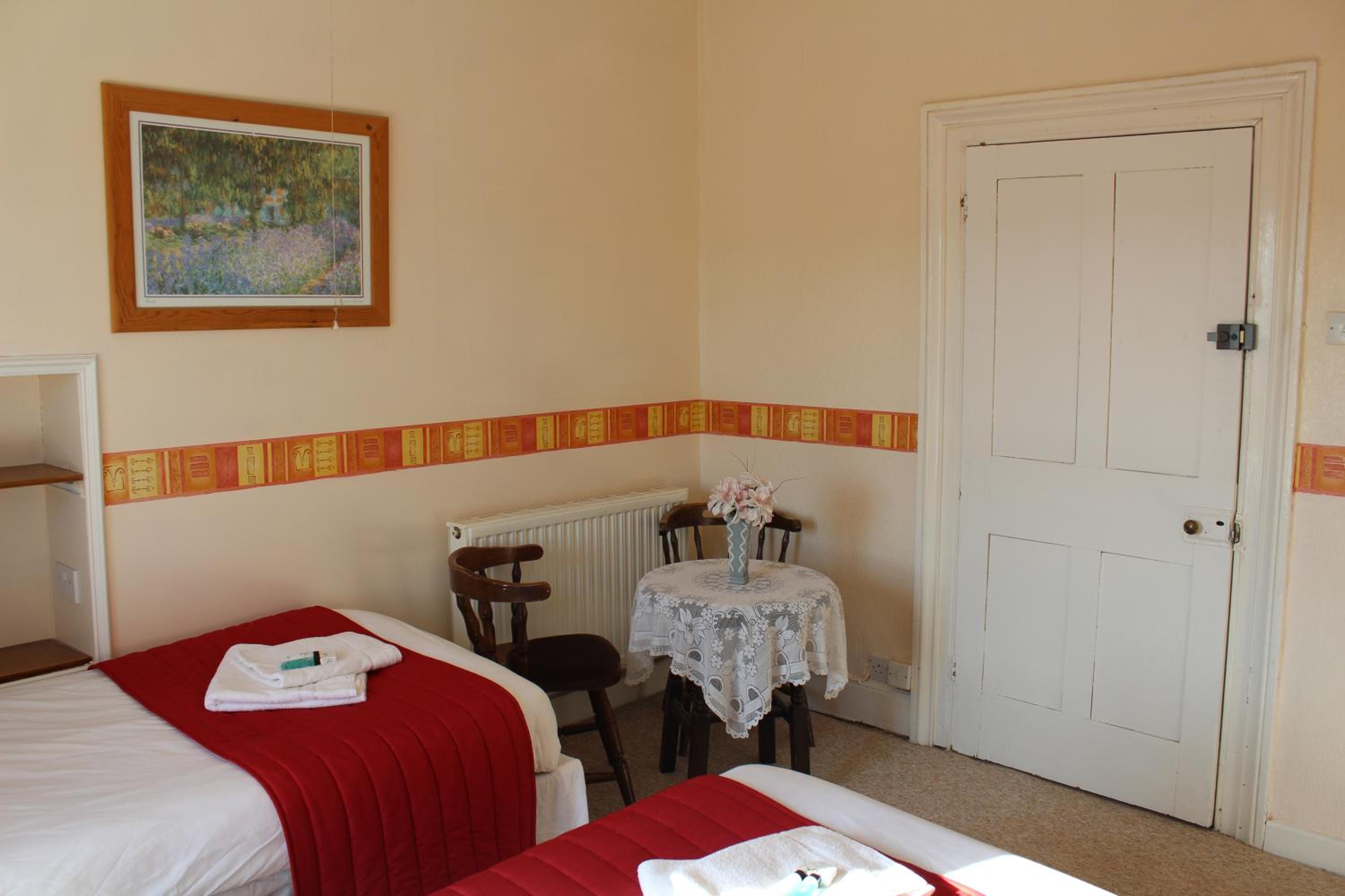 Twin Room with Private Bathroom photo 2