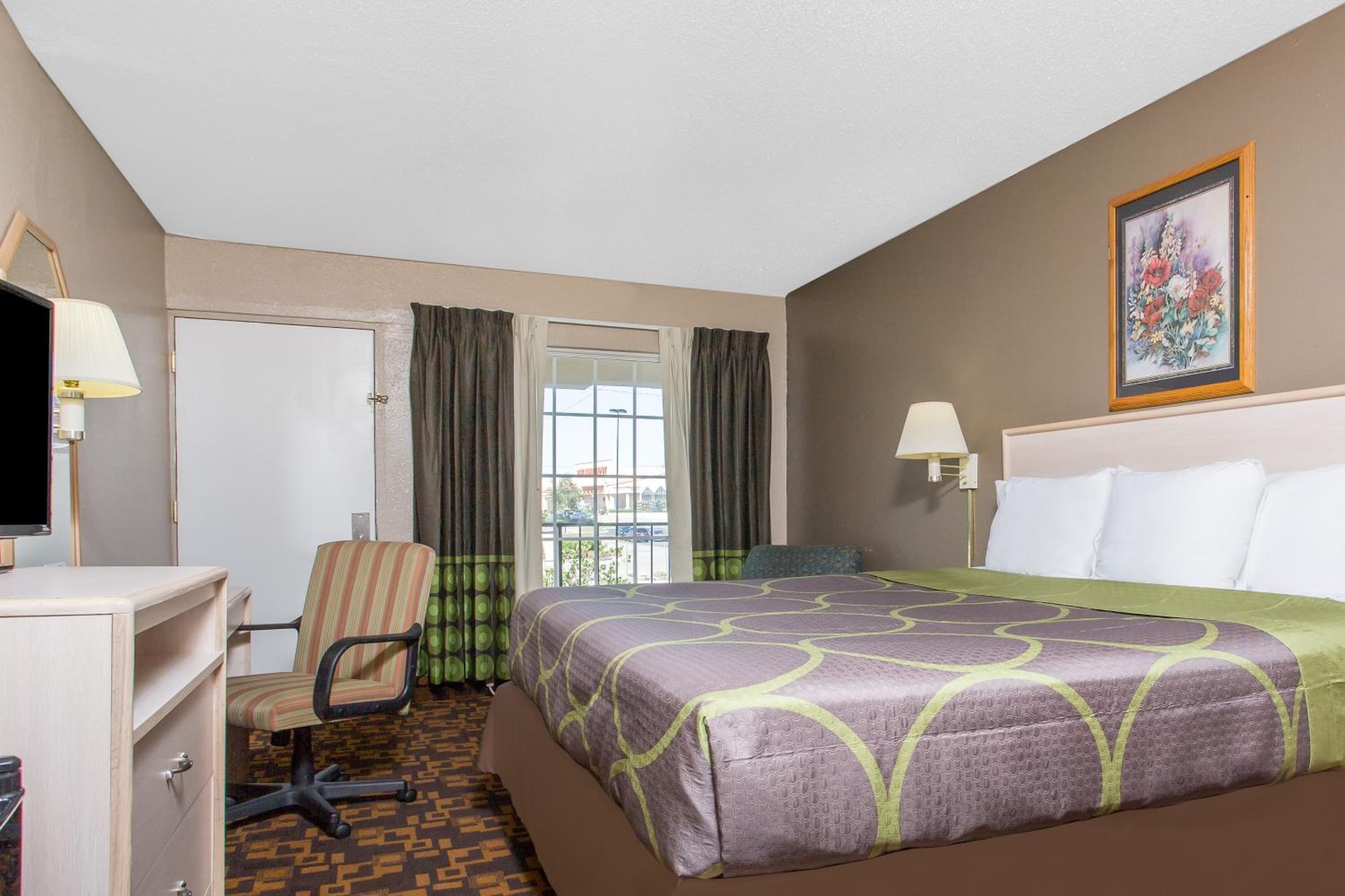 King Room - Non-Smoking - Photo 8