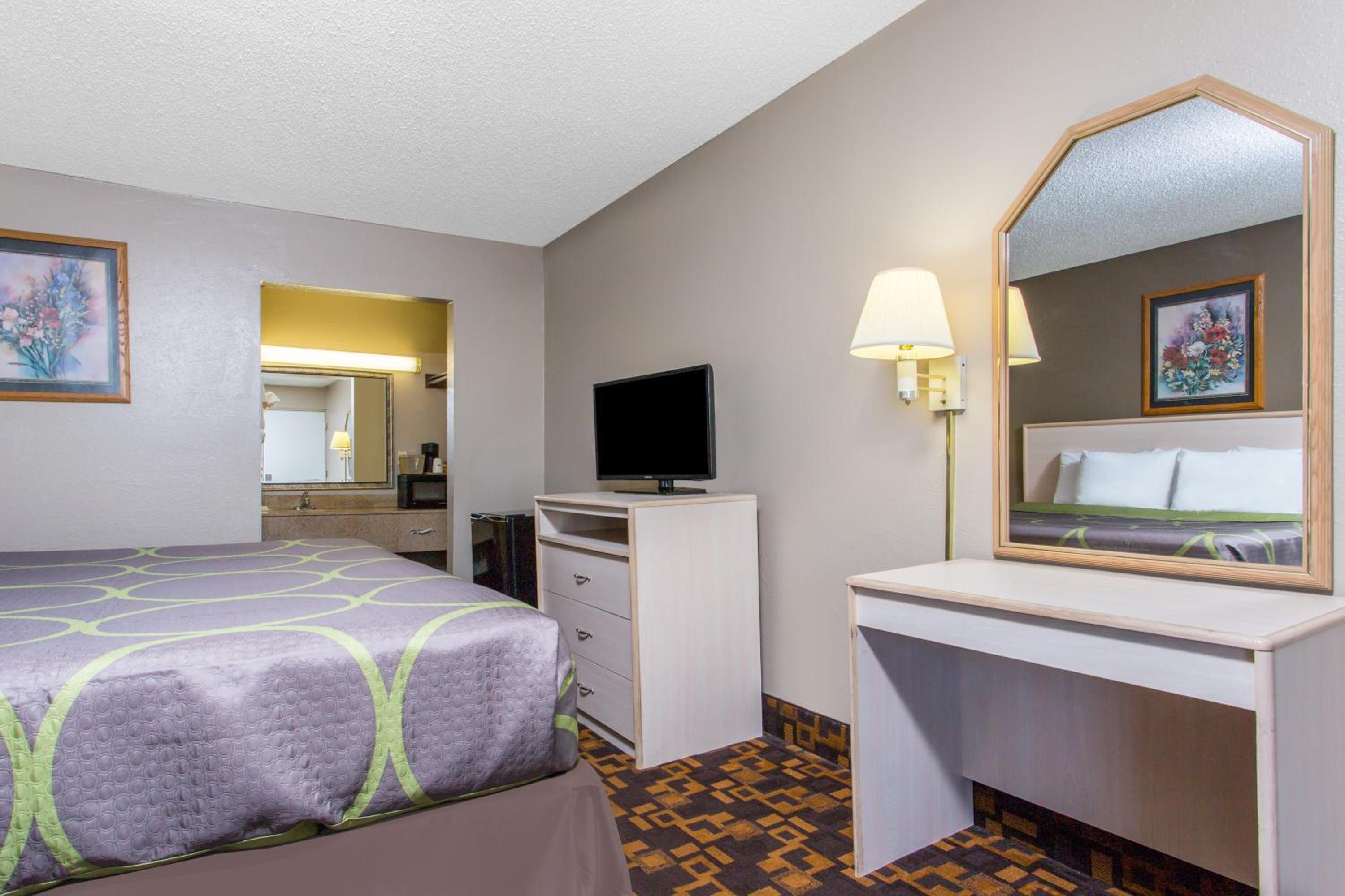 King Room - Non-Smoking - Photo 9